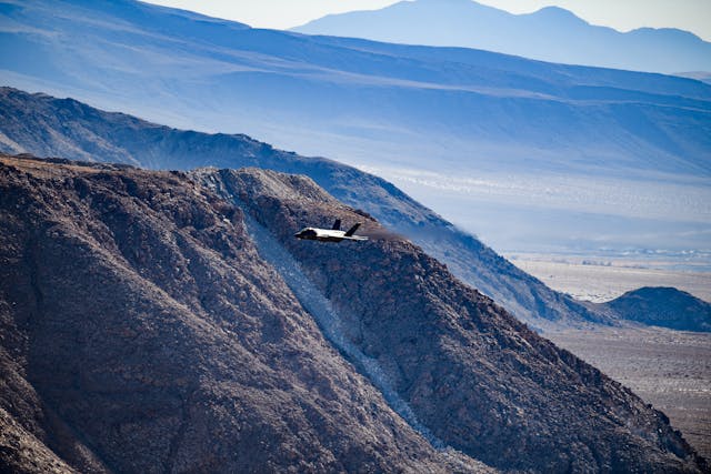 fighter jet low altitude action