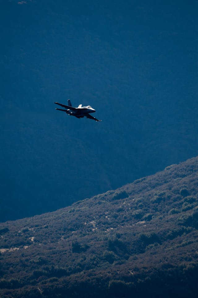 fighter jet low altitude action