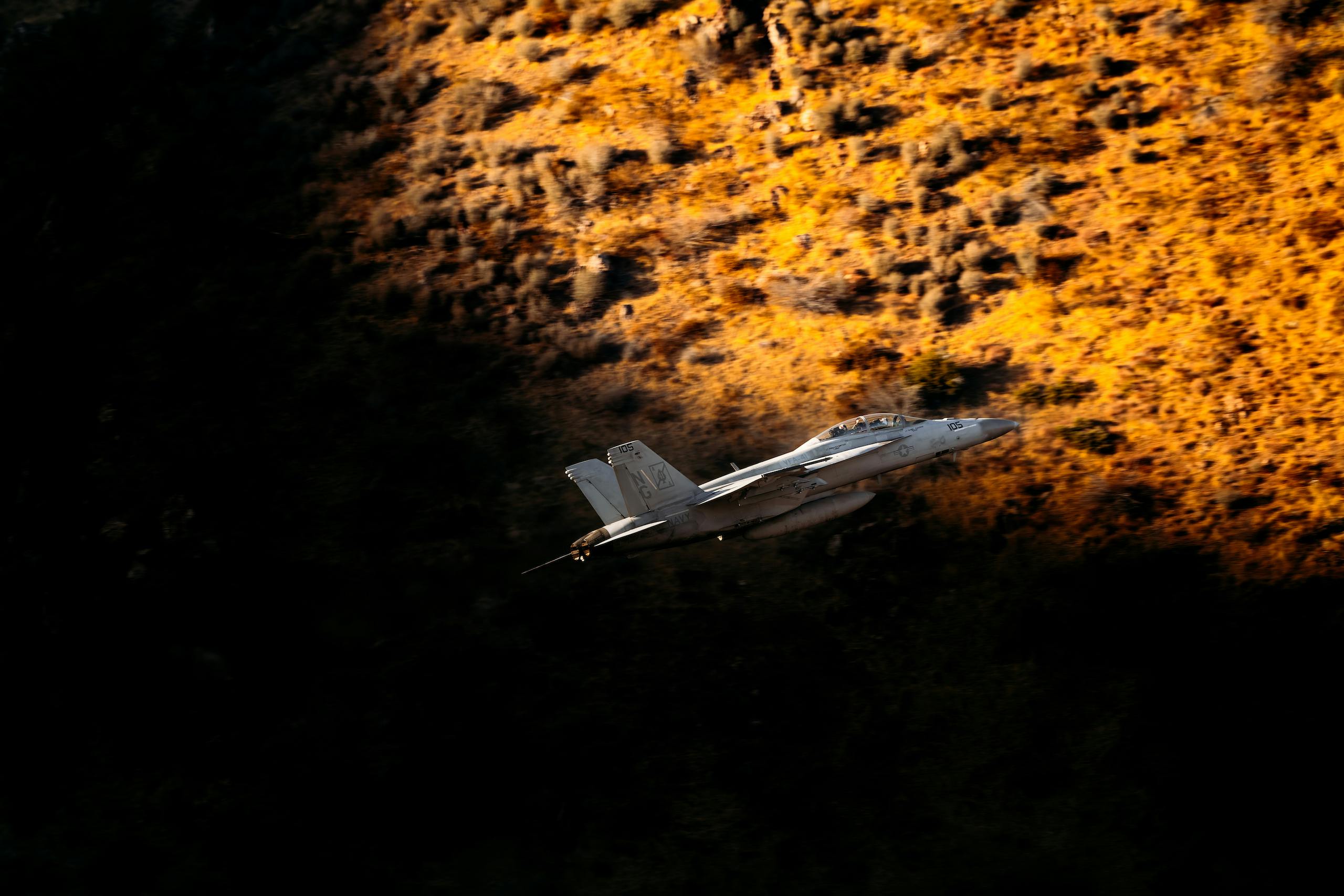 fighter jet low altitude action