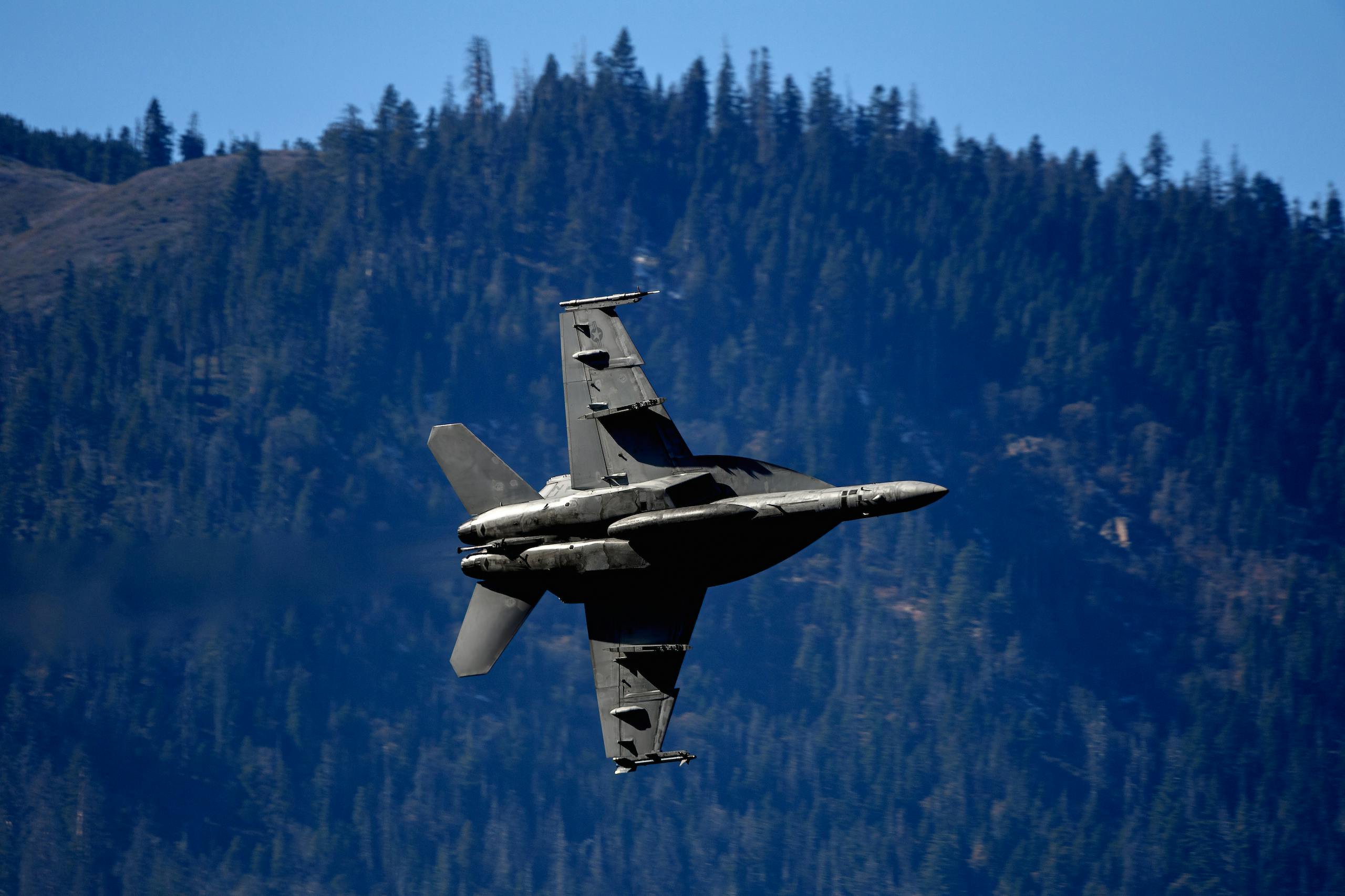 fighter jet low altitude bank action