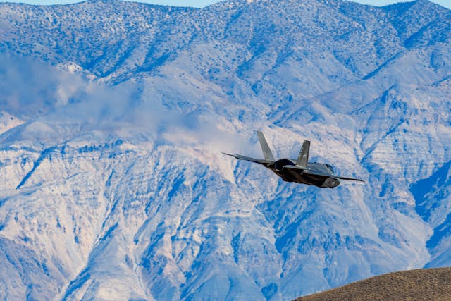 fighter jet low altitude action