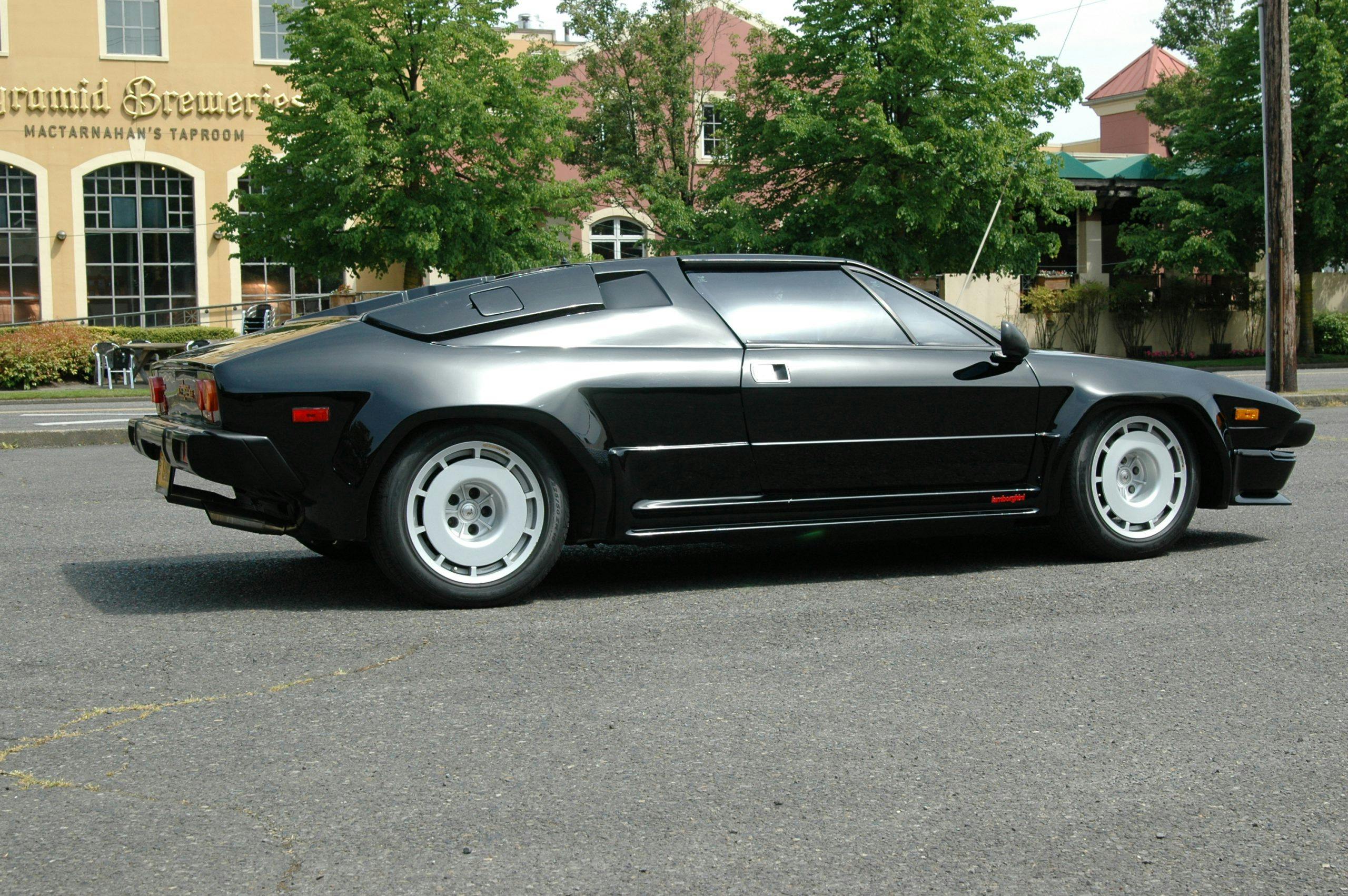 1986 Lamborghini Jalpa side profile