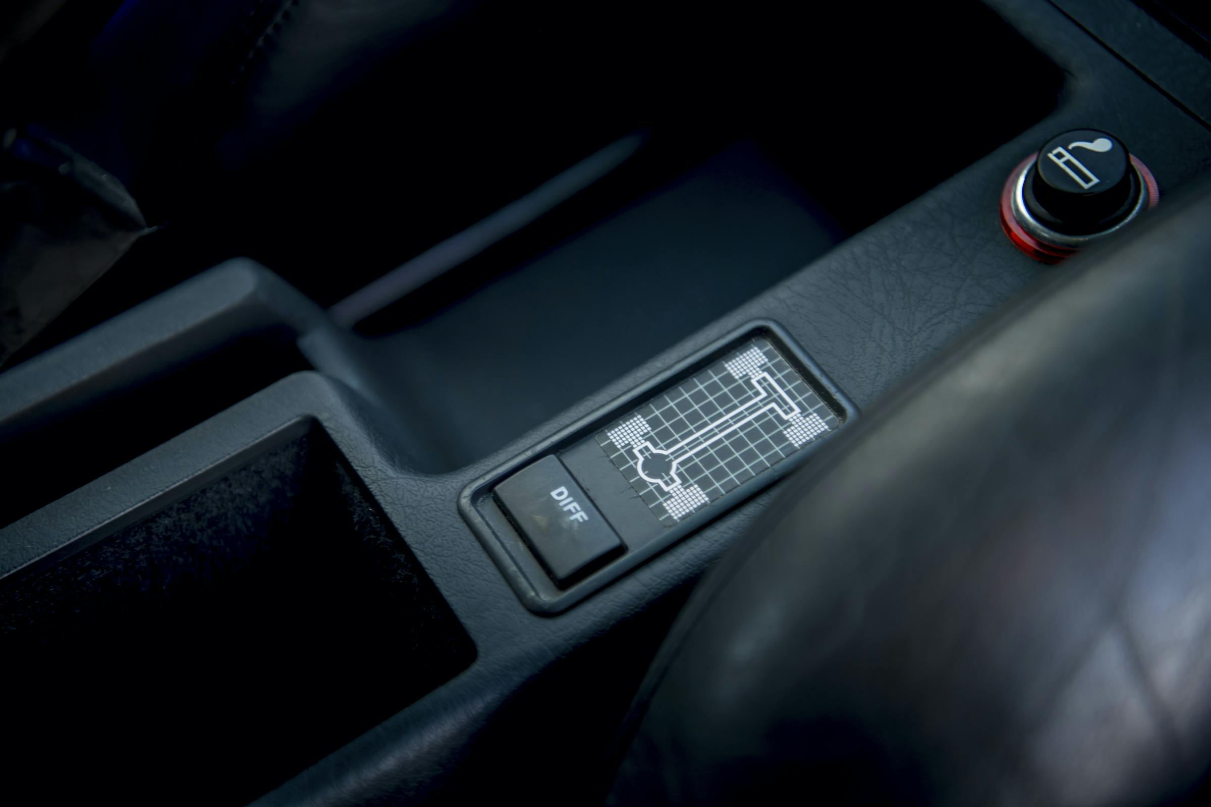 Audi RS2 interior center console diff control detail