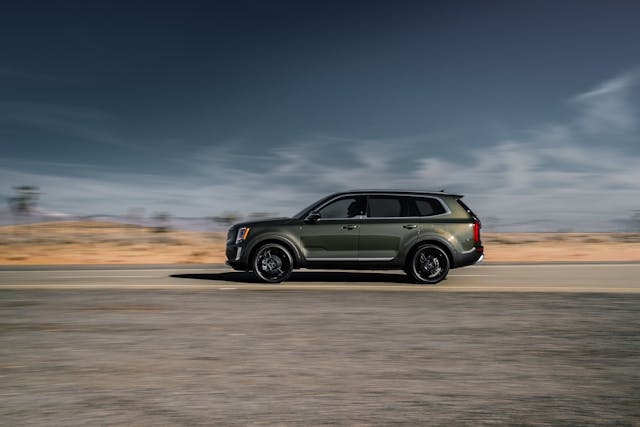 2020 Kia Telluride profile rolling