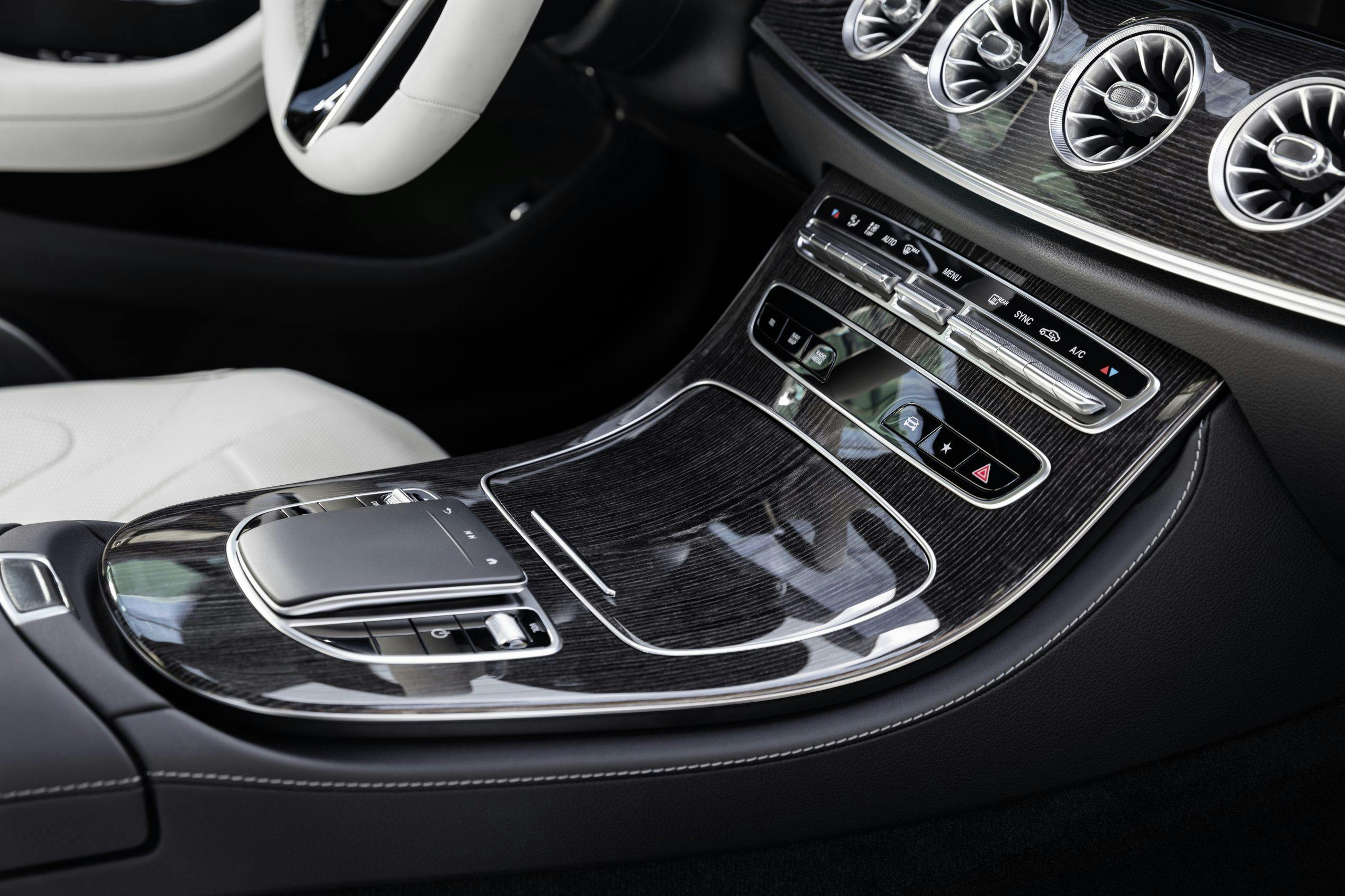 2021 Mercedes-Benz CLS 450 4Matic Coupé interior console touchpad