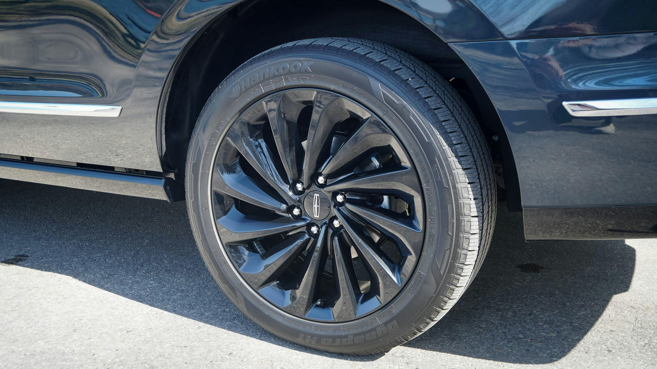 2021 Lincoln Navigator 4×4 Black Label wheel and tire