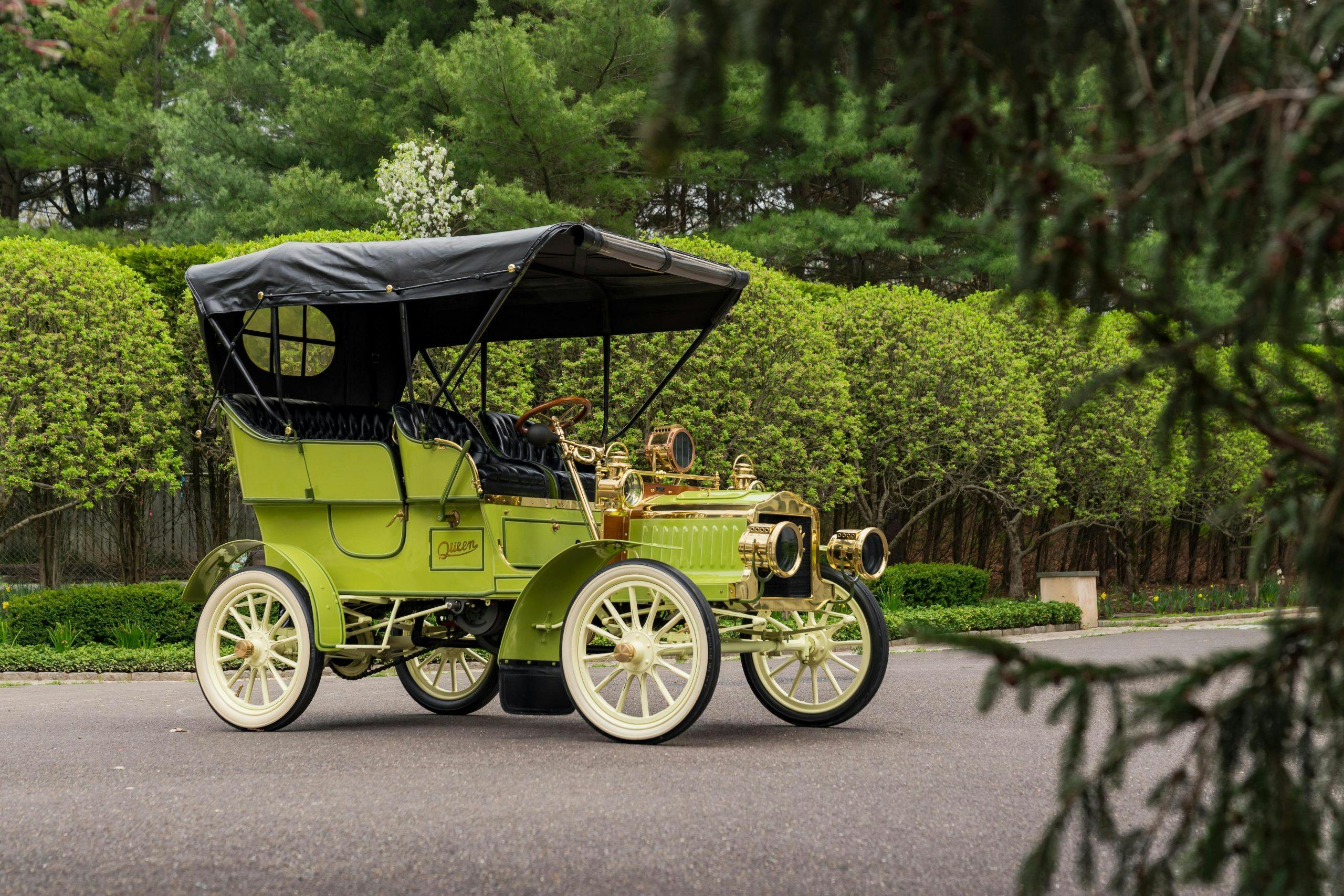 1905 Queen Touring Motor Car front three-quarter