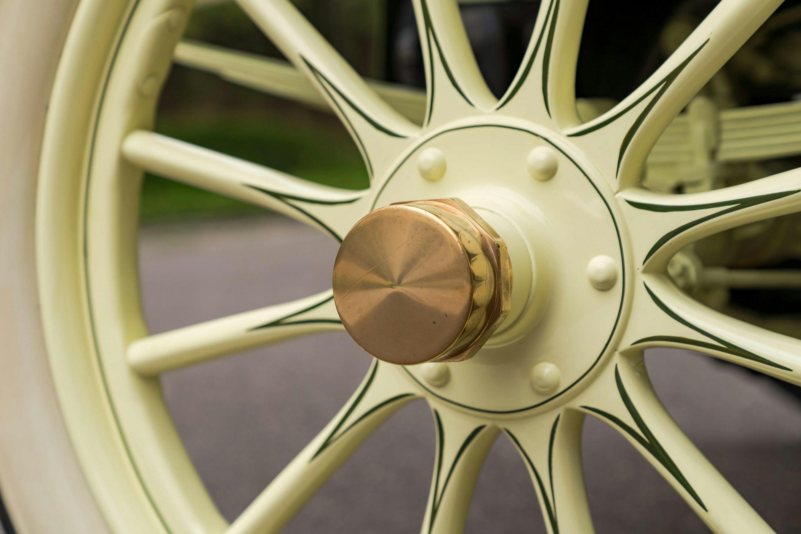 1905 Queen Touring Motor Car wheel hub