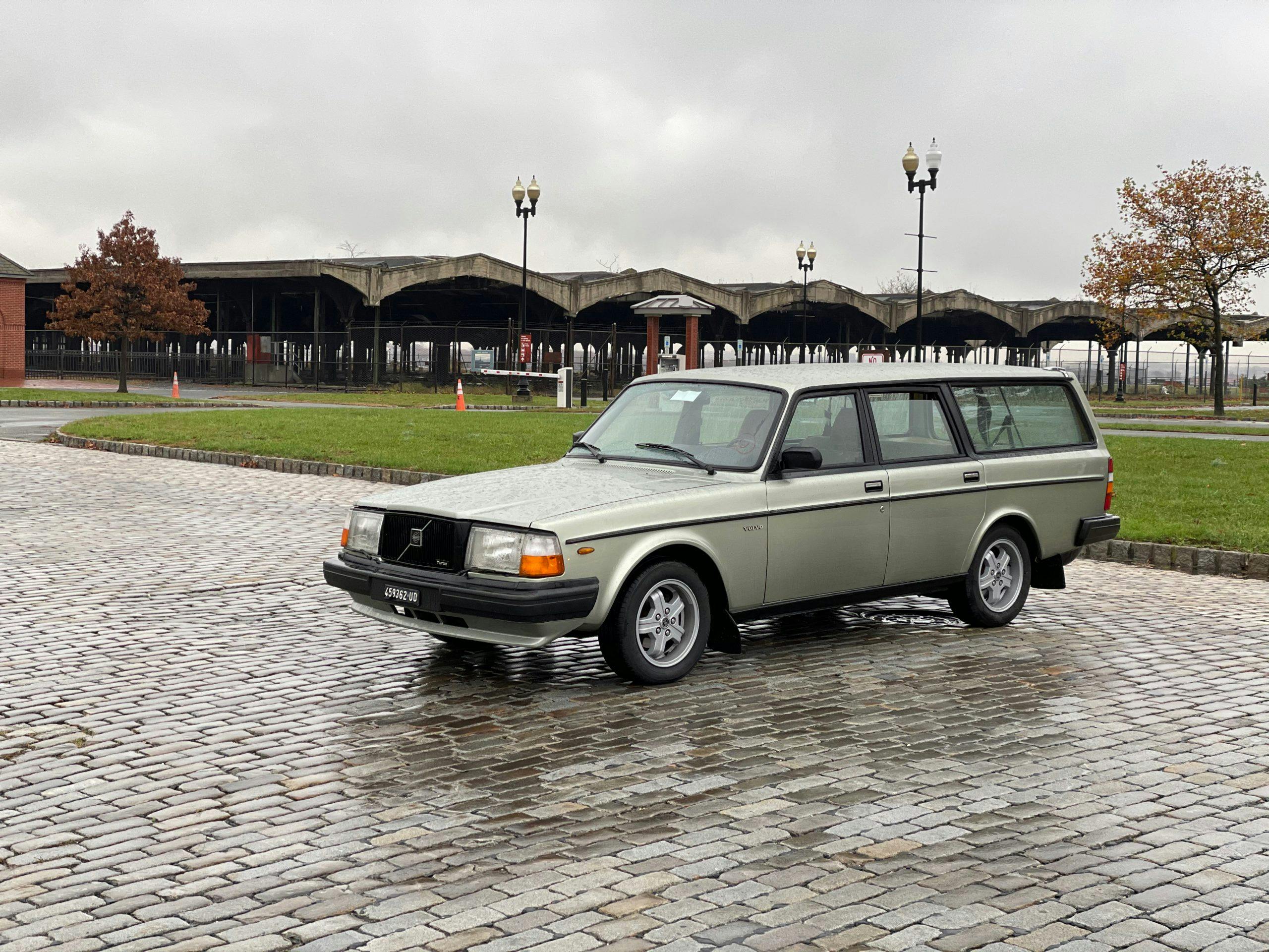 1983 Volvo 245 Turbo front three-quarter