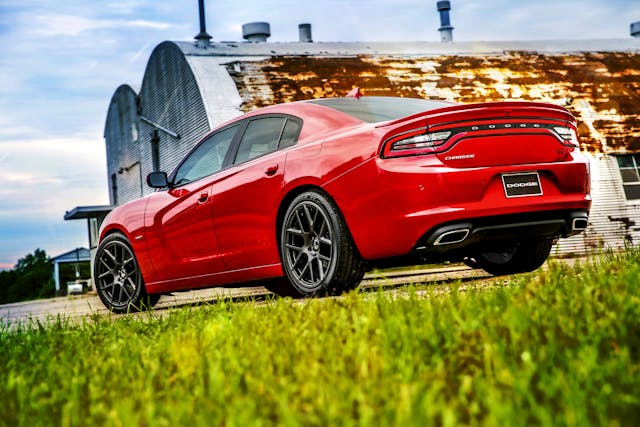 2015 Dodge Charger R-T rear three-quarter