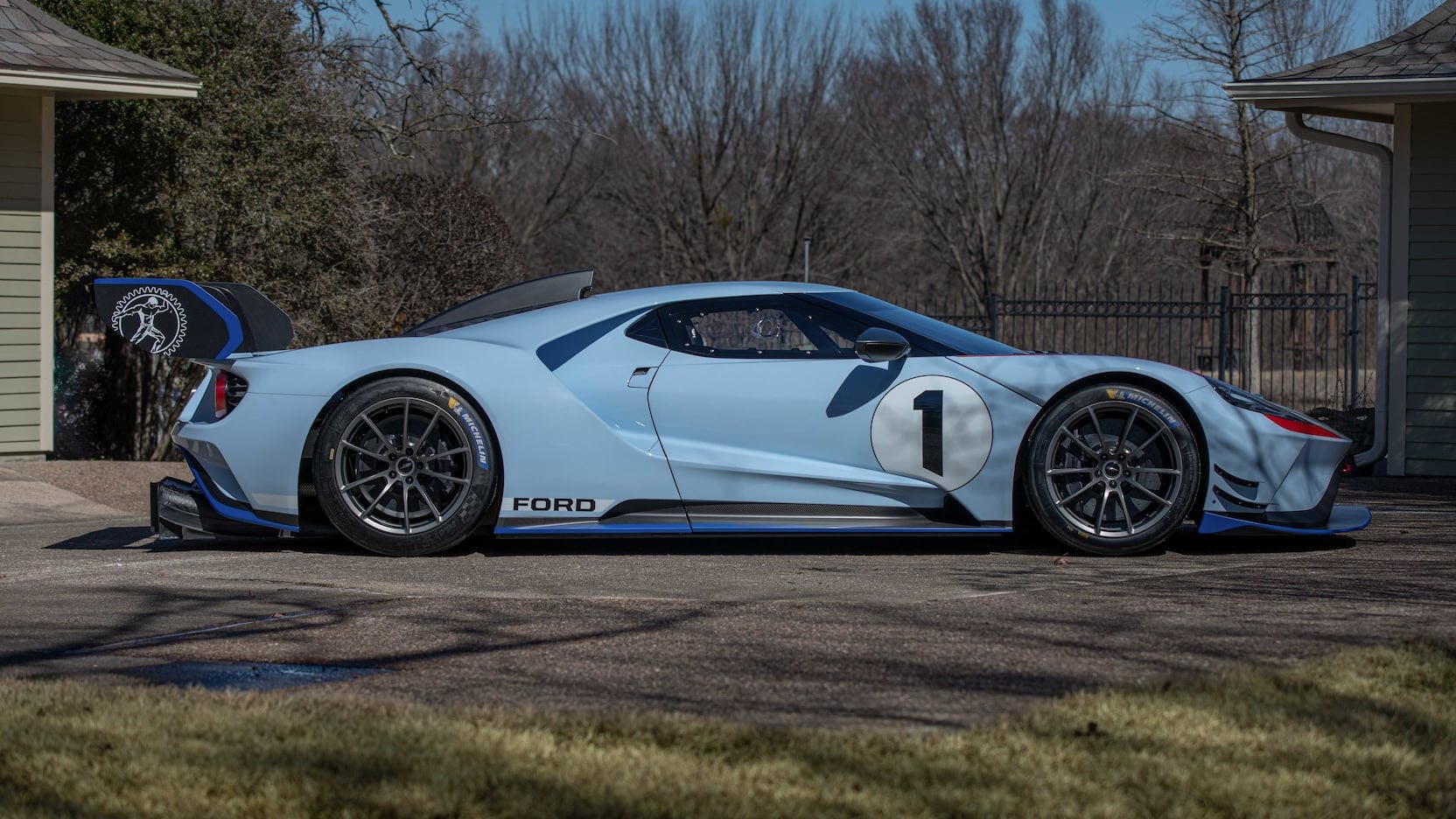 Ford GT side profile