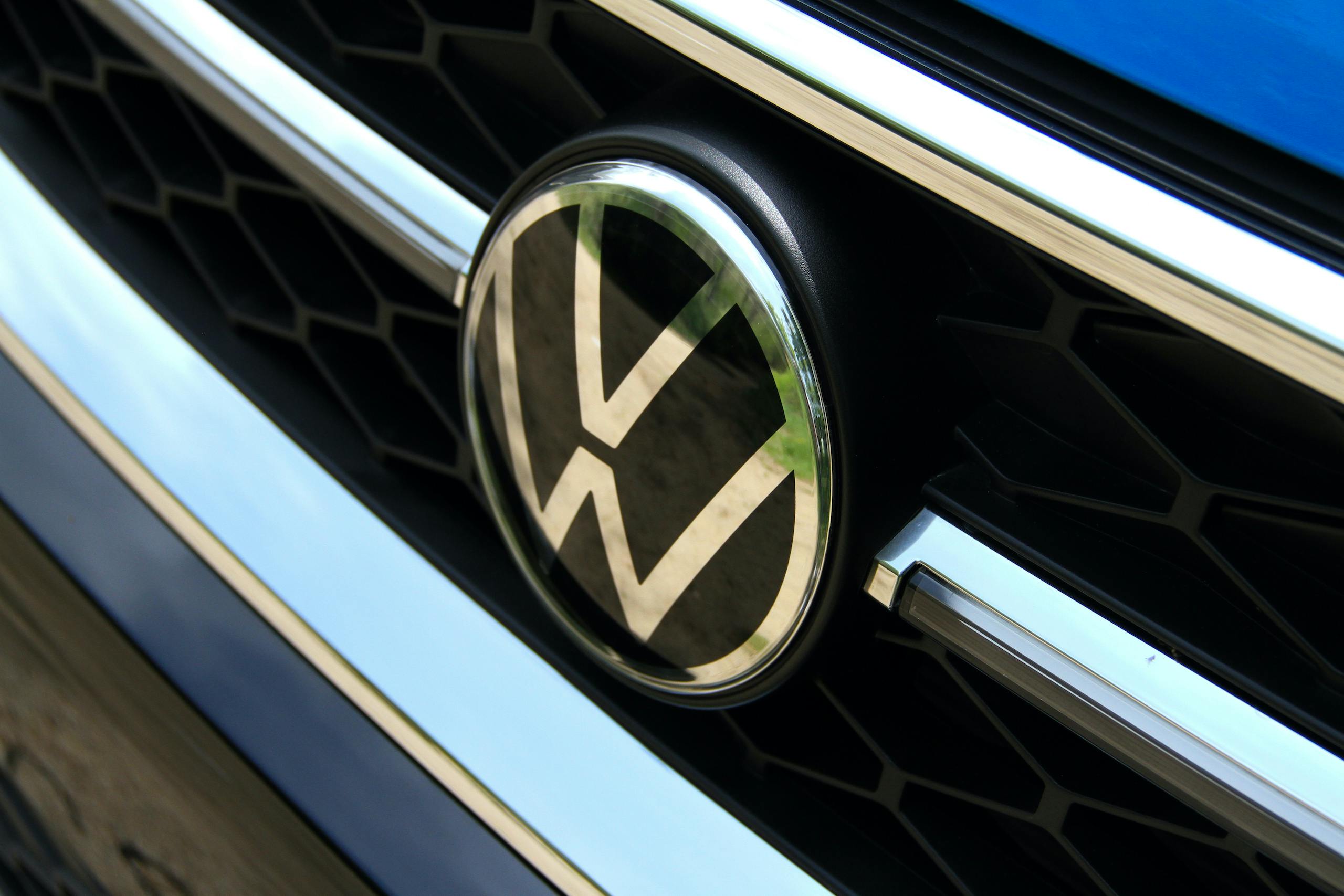2022 Volkswagen Taos SEL grille badge