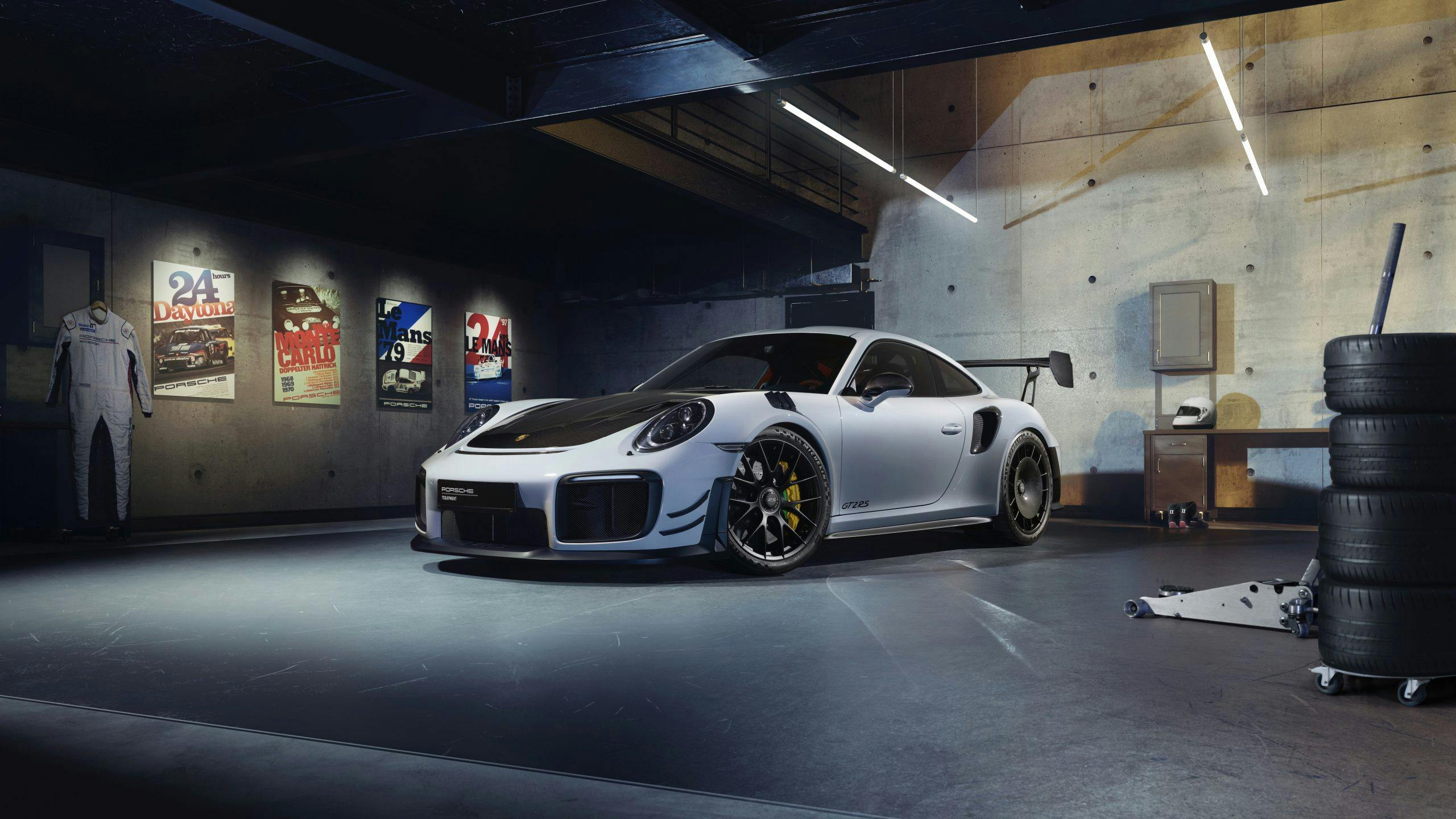 Porsche Customization GT2RS front three-quarter