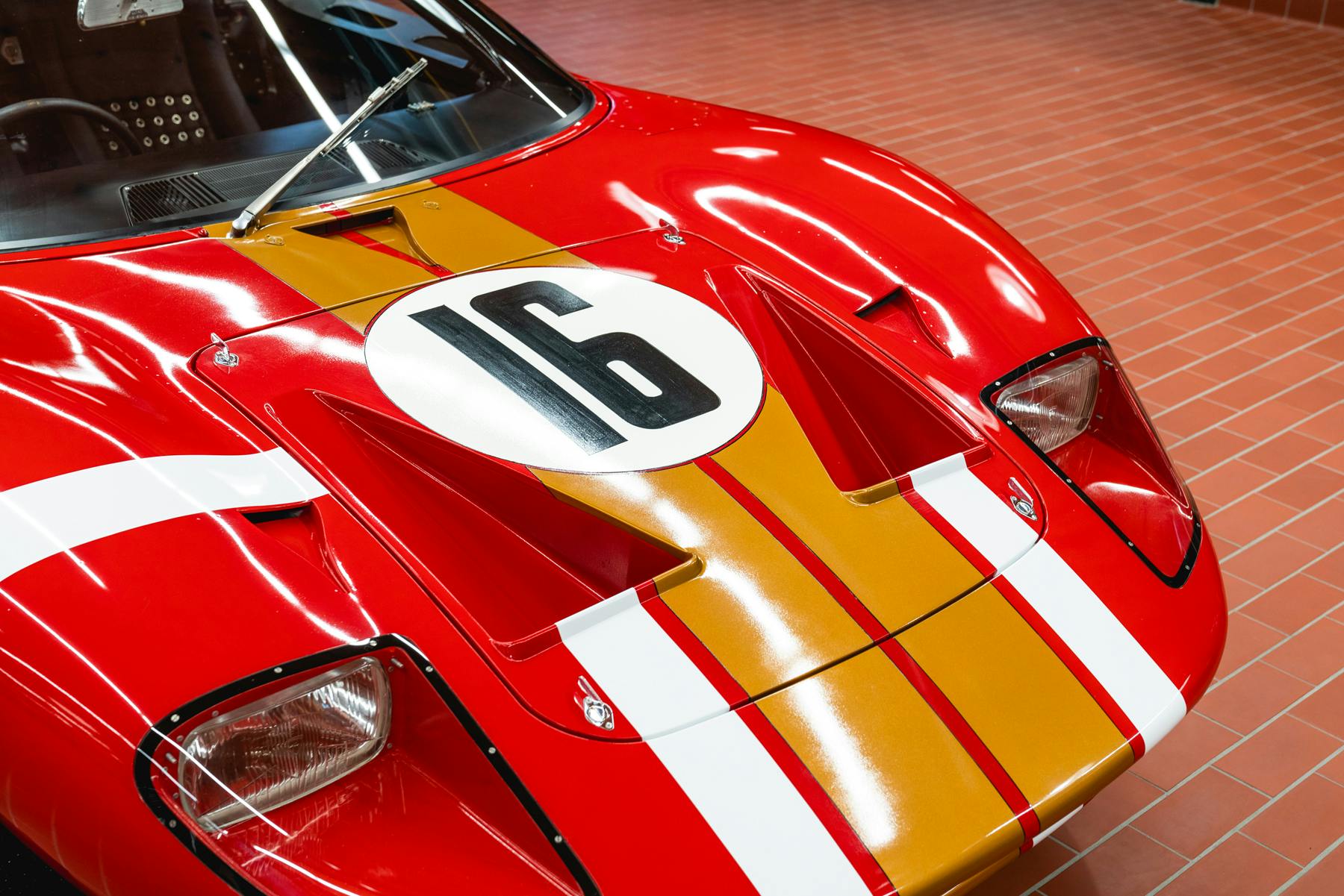 1966_Ford_GT40_Alan_Mann hood