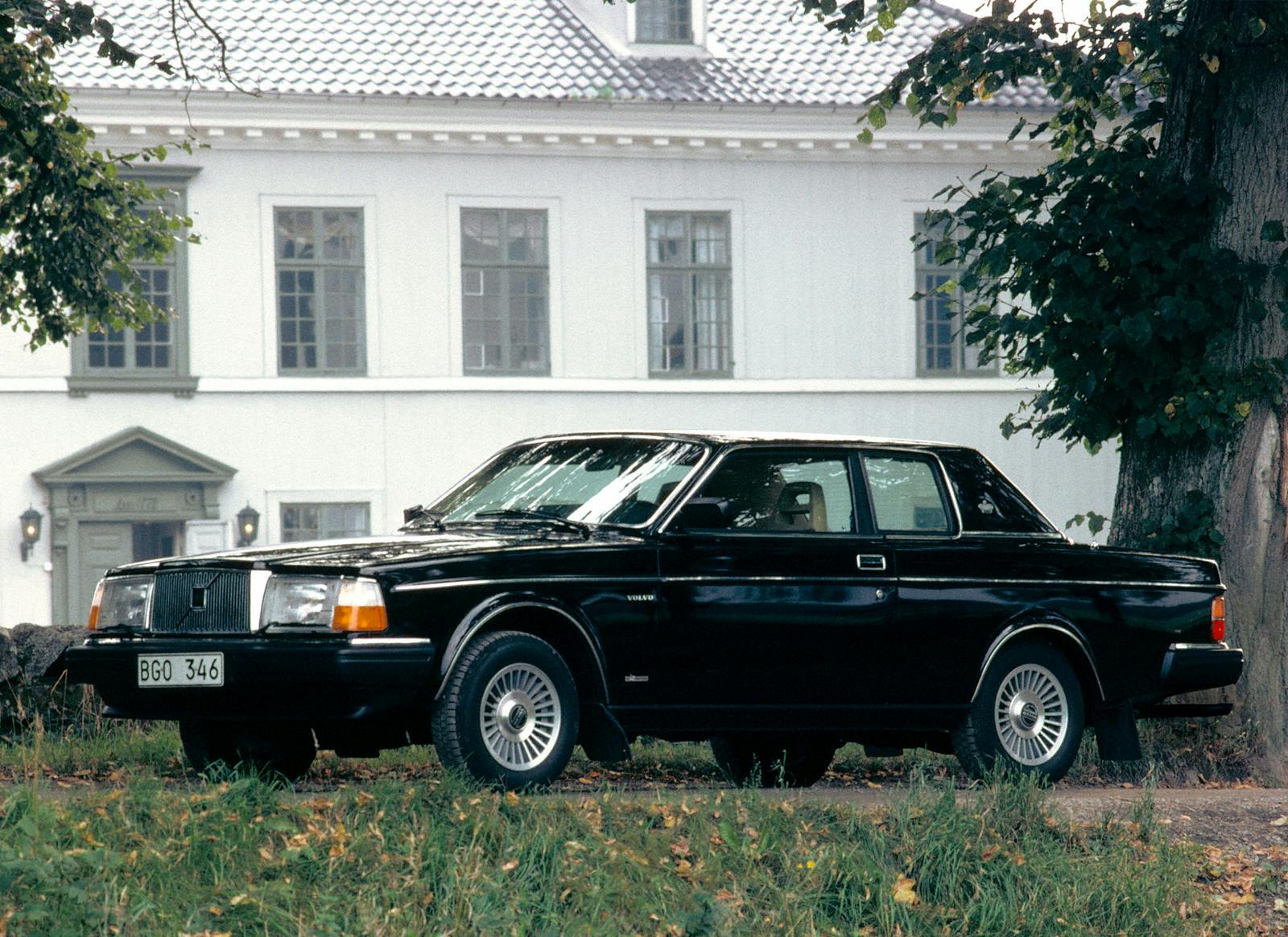 Volvo 262C front three-quarter black