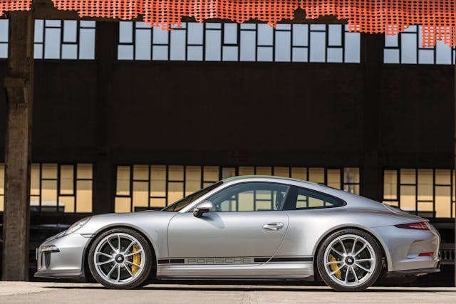 2016-Porsche-911-R side profile
