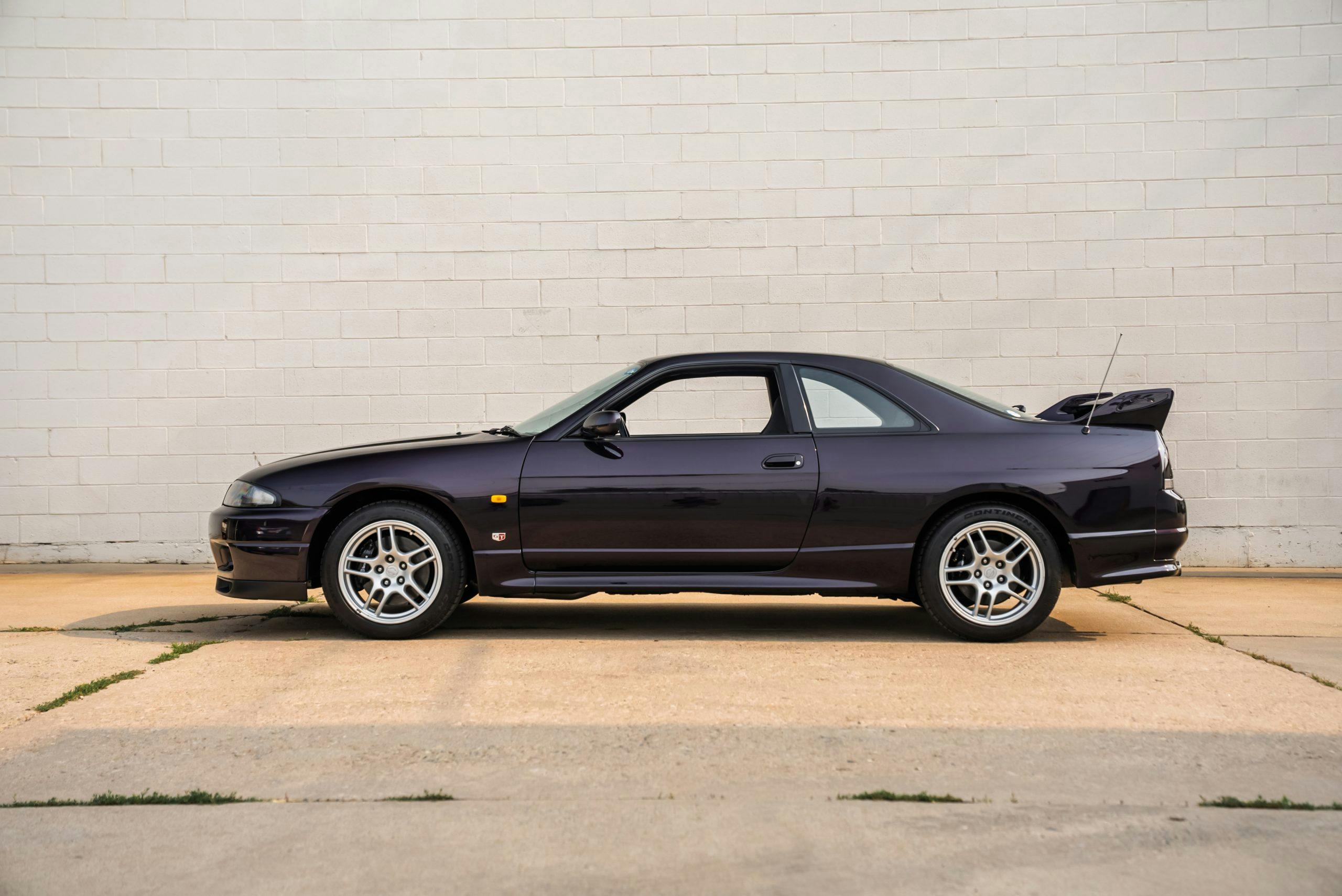 1995-Nissan-Skyline-GT-R side profile