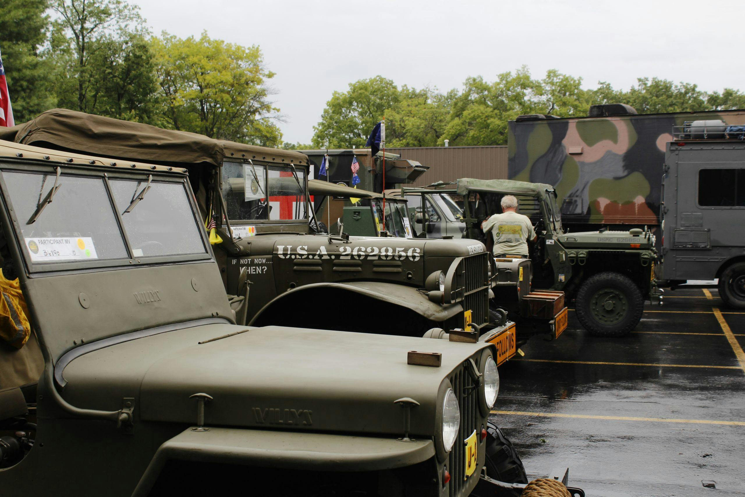 Military vehicle convoy lineup