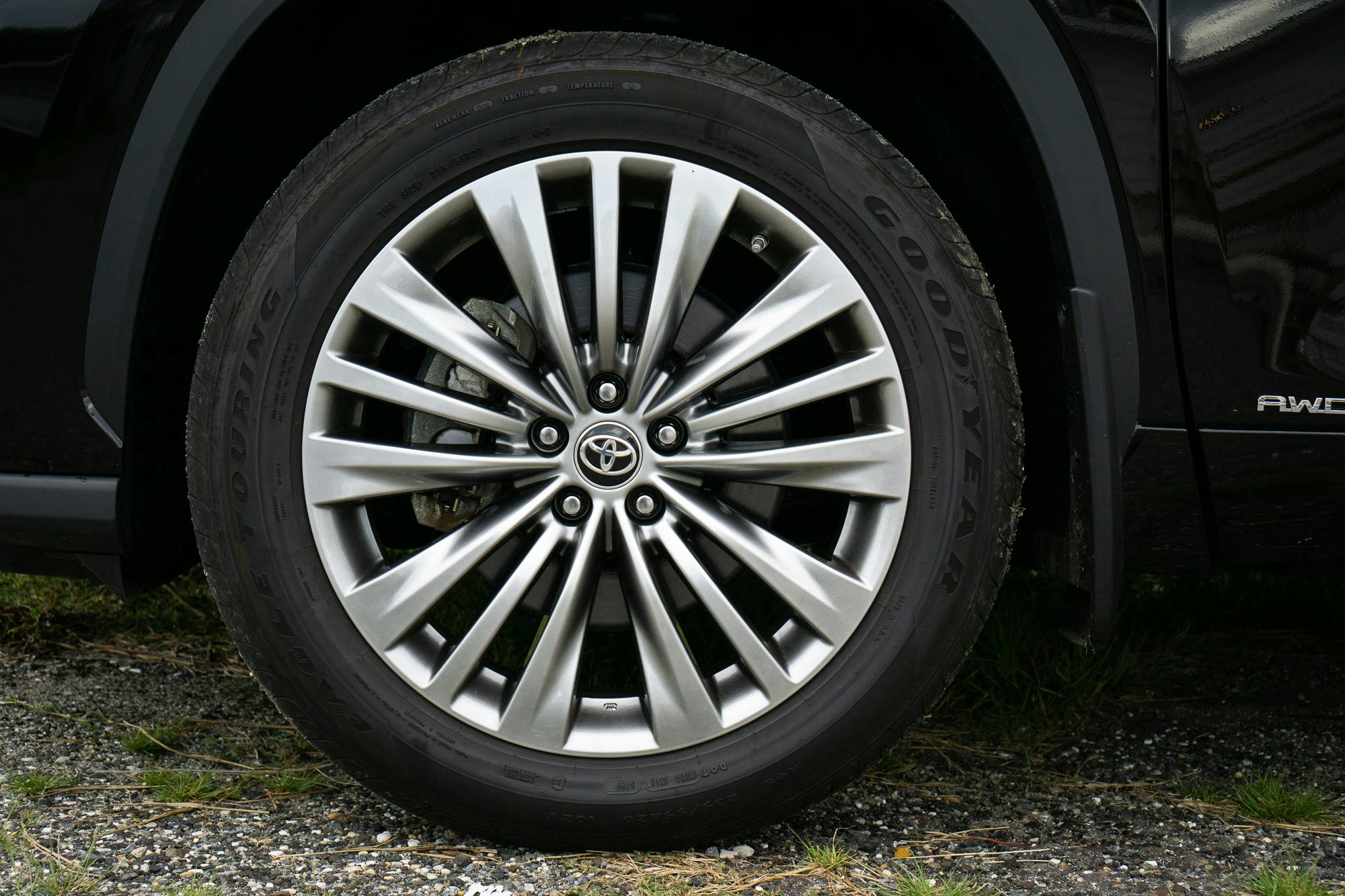2021 Toyota Highlander Hybrid Platinum AWD tire