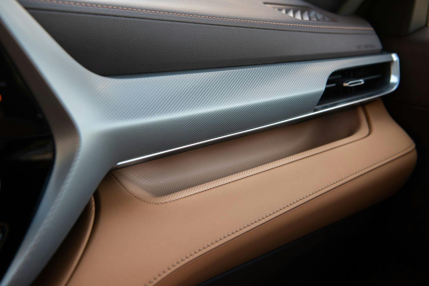 2021 Toyota Highlander Hybrid Platinum AWD glove compartment