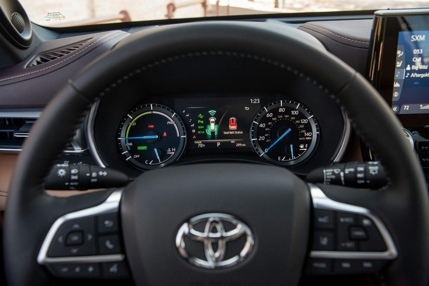 2021 Toyota Highlander Hybrid Platinum AWD steering wheel