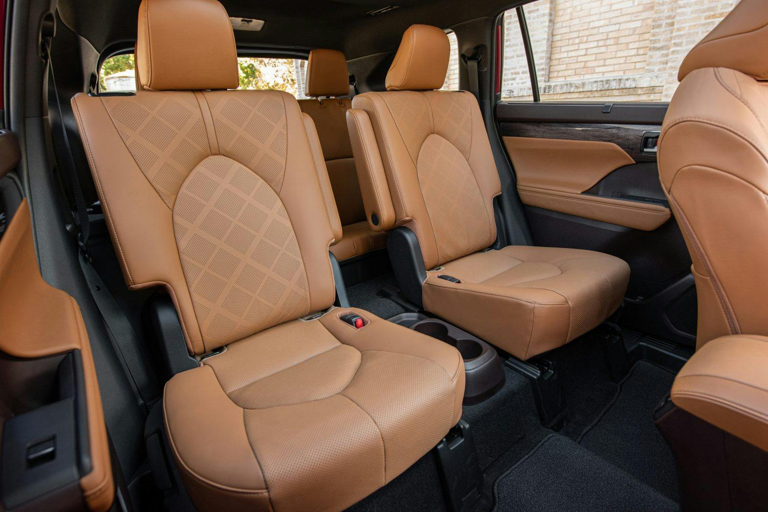 2021 Toyota Highlander Hybrid Platinum AWD back seats