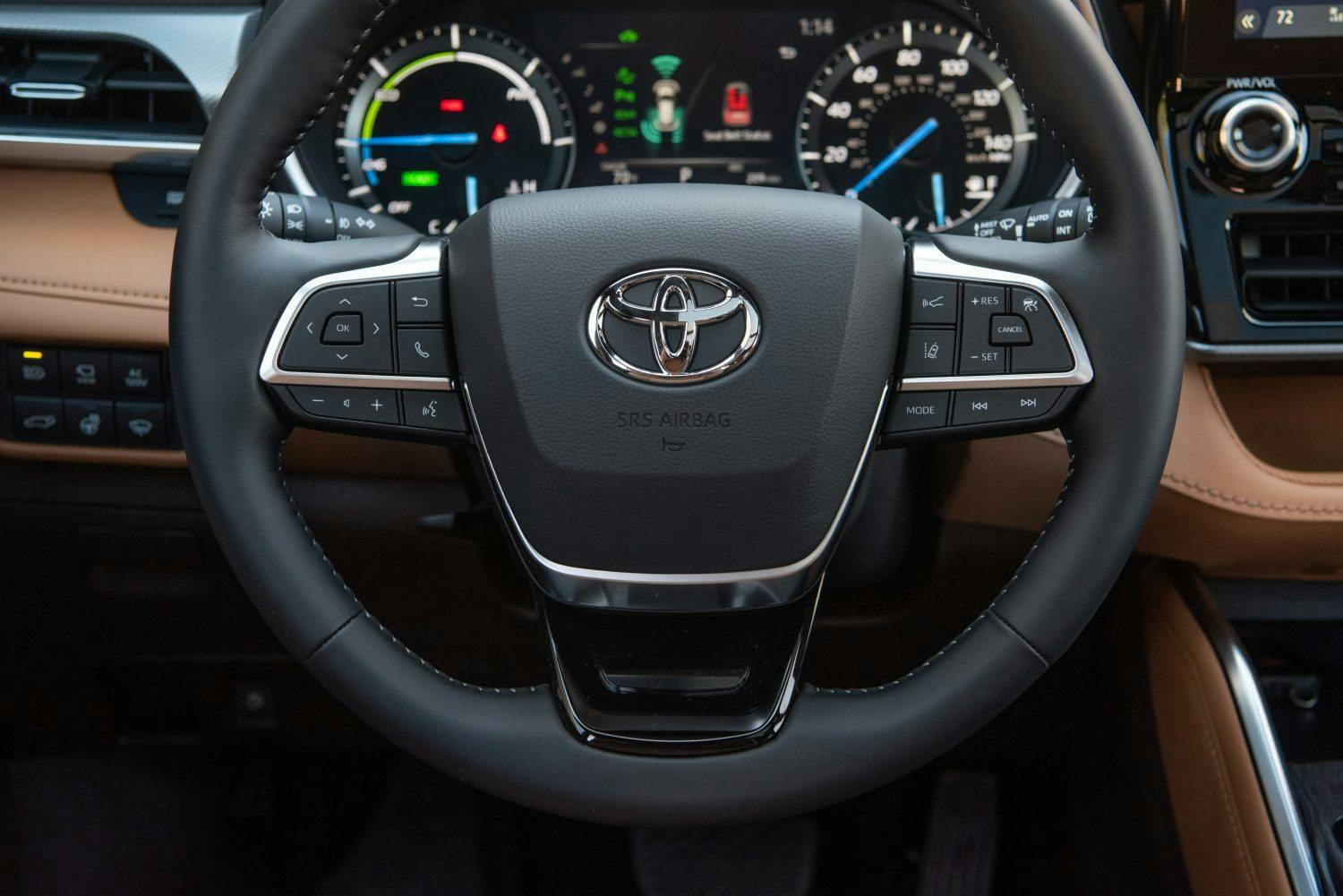 2021 Toyota Highlander Hybrid Platinum AWD steering wheel