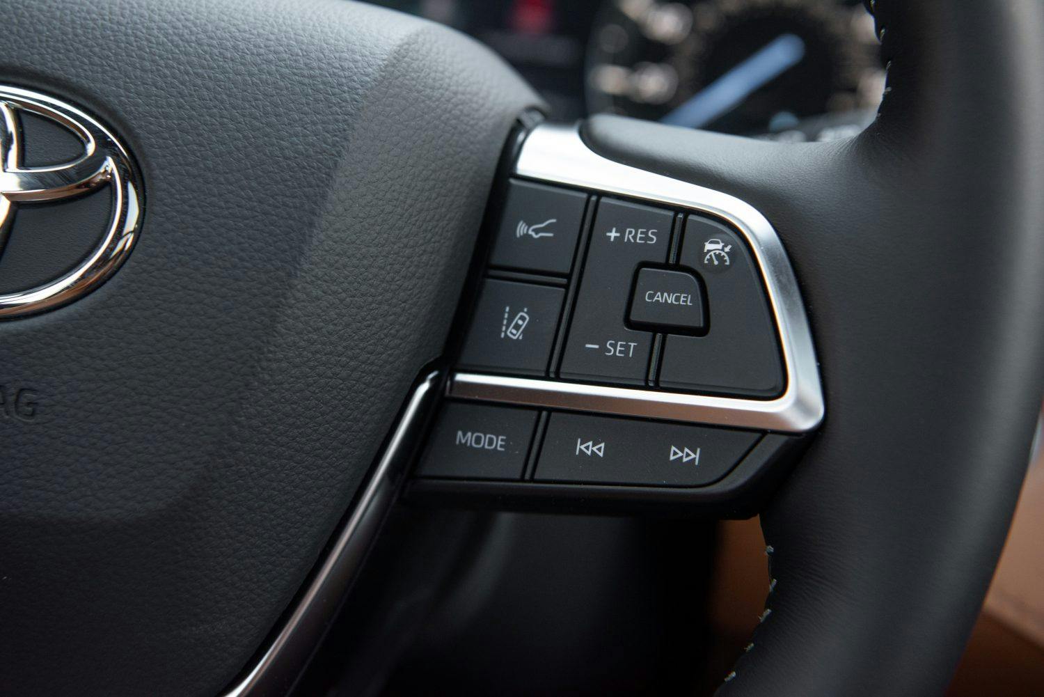 2021 Toyota Highlander Hybrid Platinum AWD steering wheel buttons