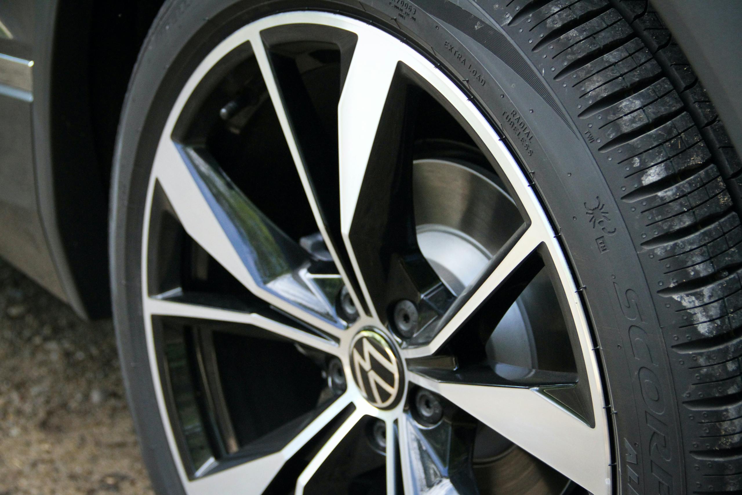 2022 VW Tiguan SEL R-Line wheel close