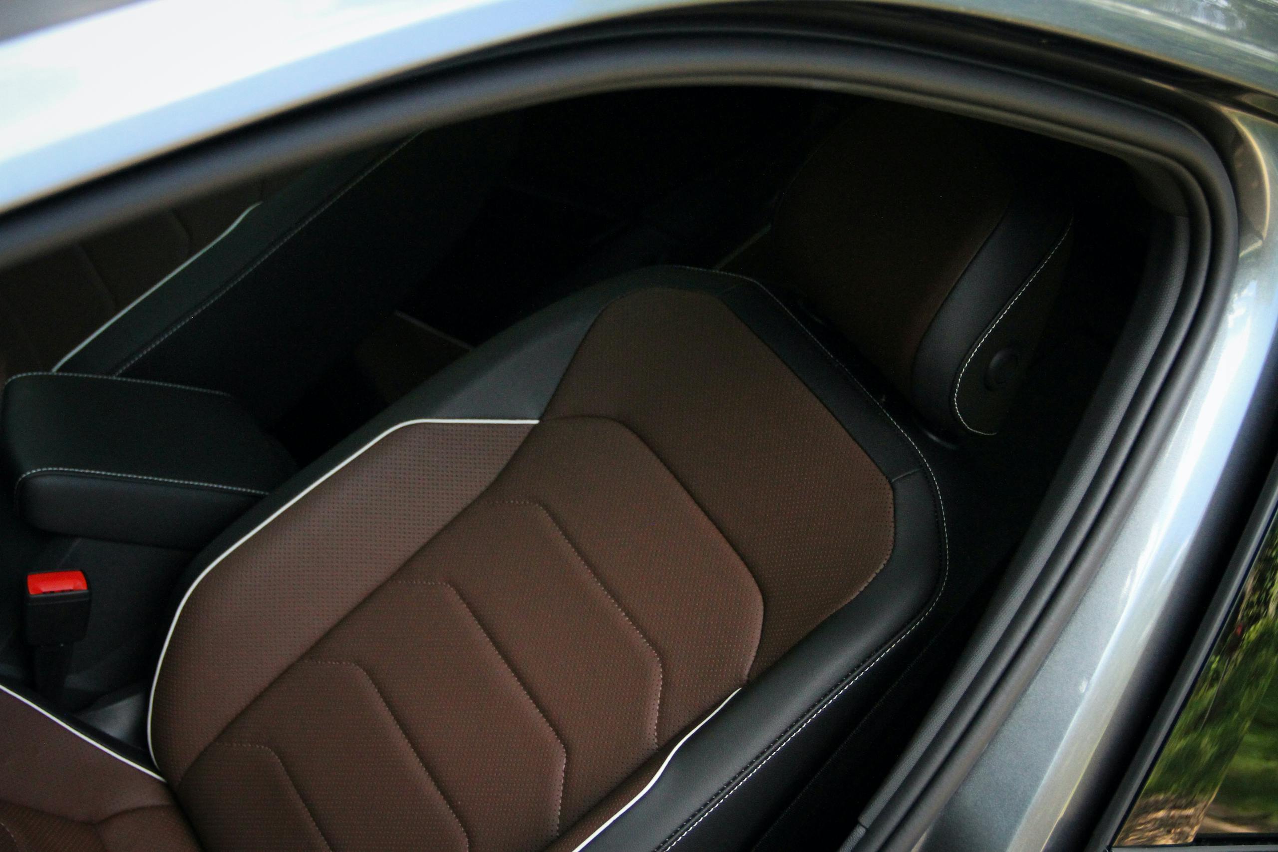 2022 VW Tiguan SEL R-Line leather seat