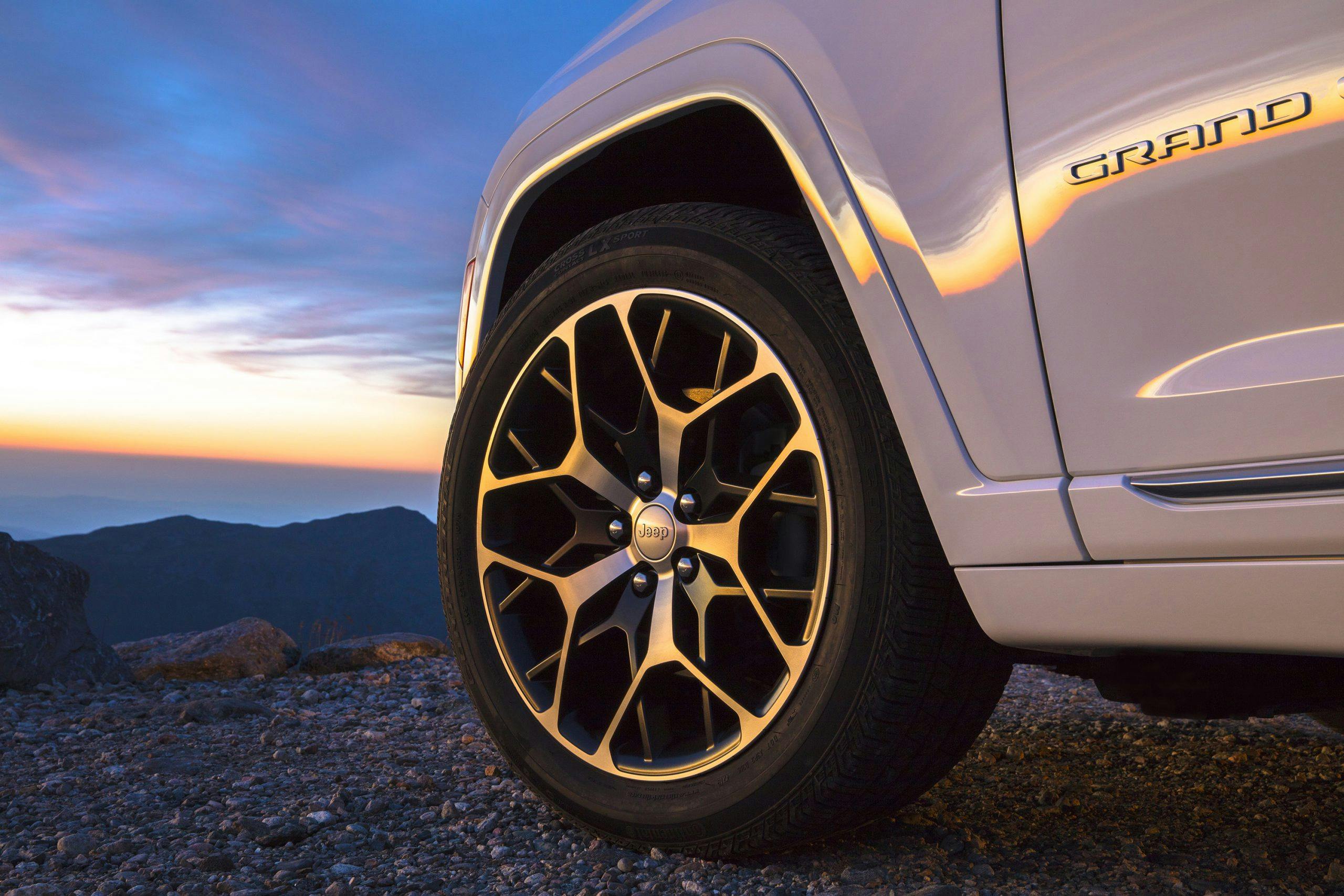2022 Jeep Grand Cherokee Summit 4xe wheel