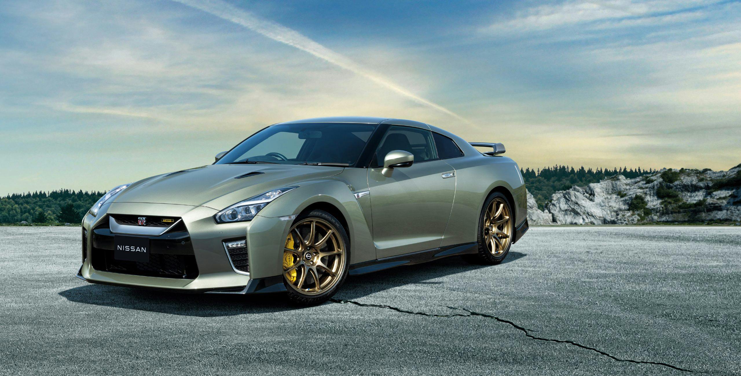 2022 Nissan GT-R front3-4