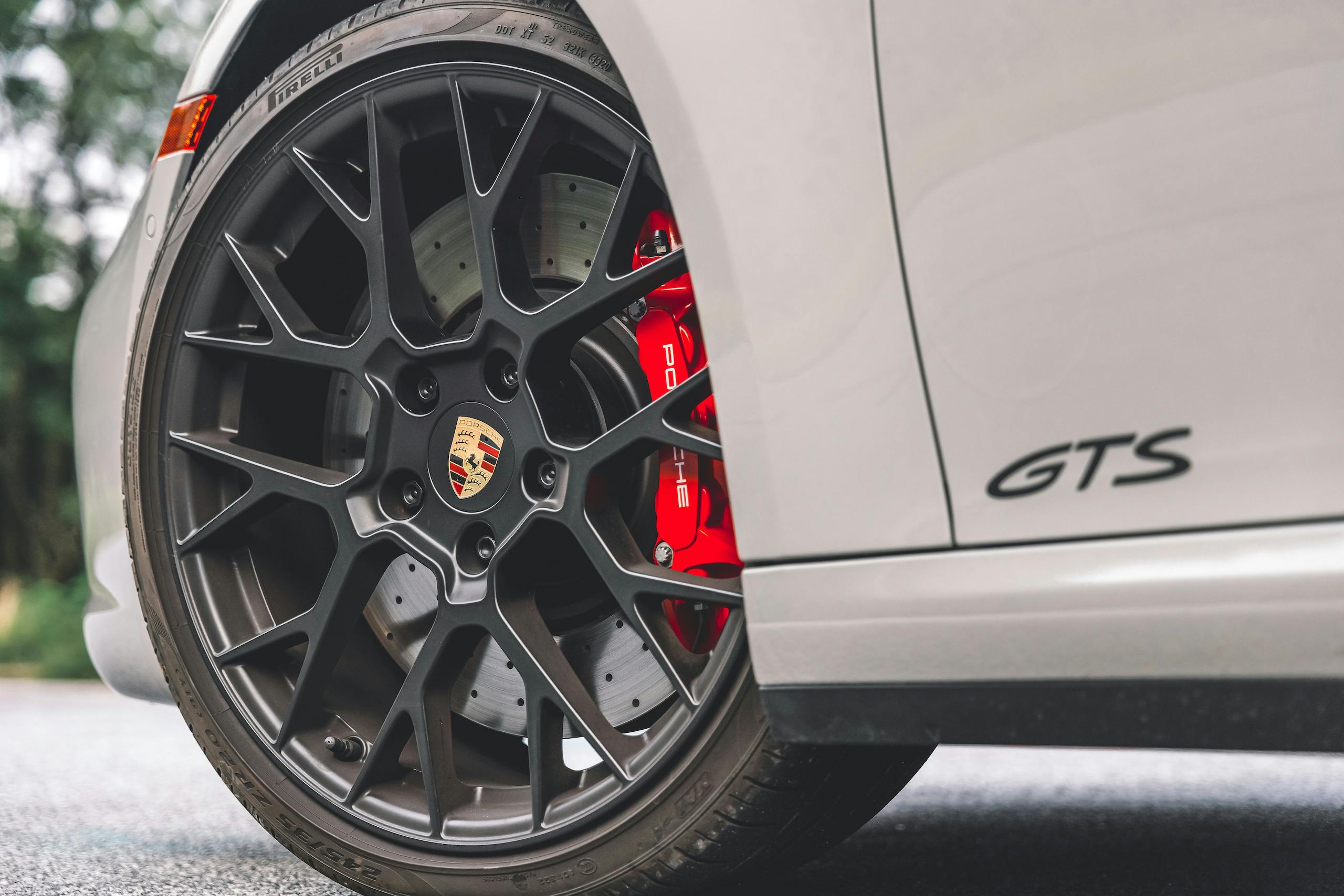Porsche 911 Targa 4 GTS front wheel tire brakes