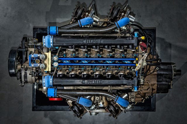 Bugatti eb110s-enginetop