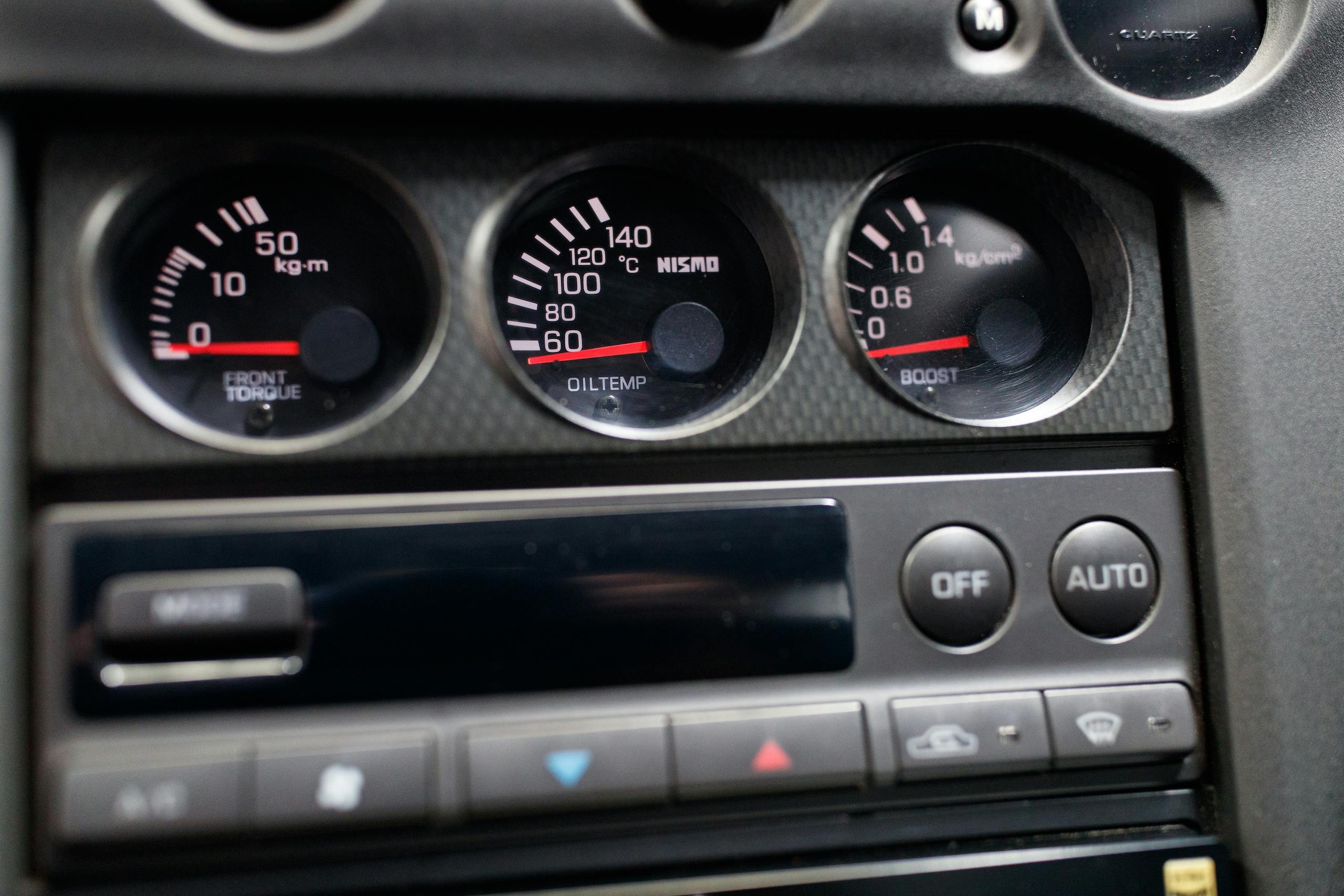T-R NISMO 400R console gauges