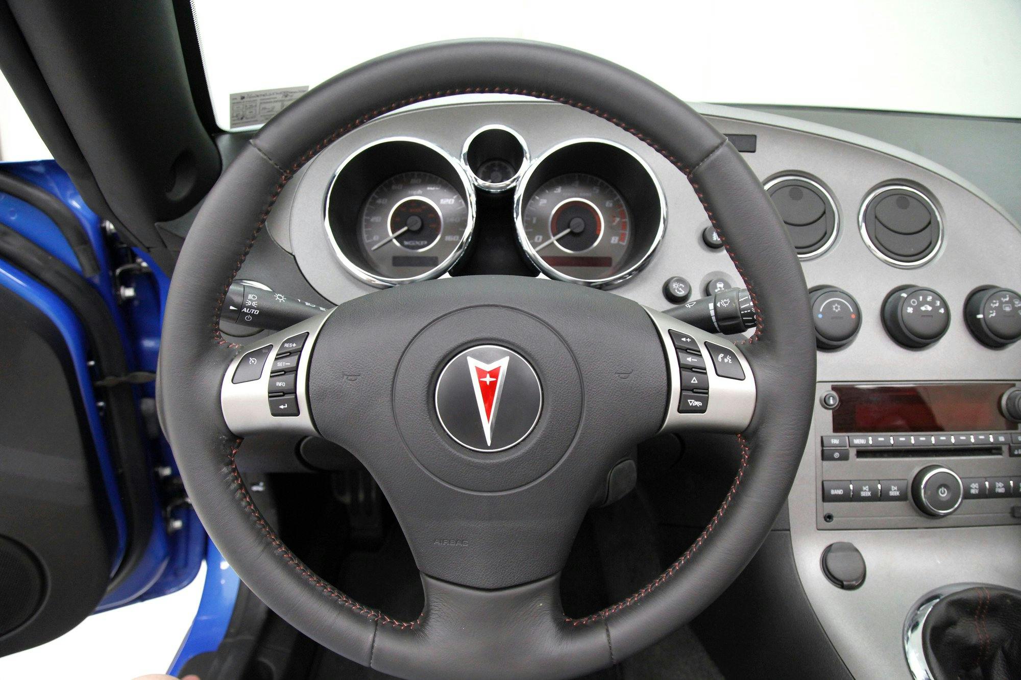 2009 Pontiac Solstice GXP interior steering wheel