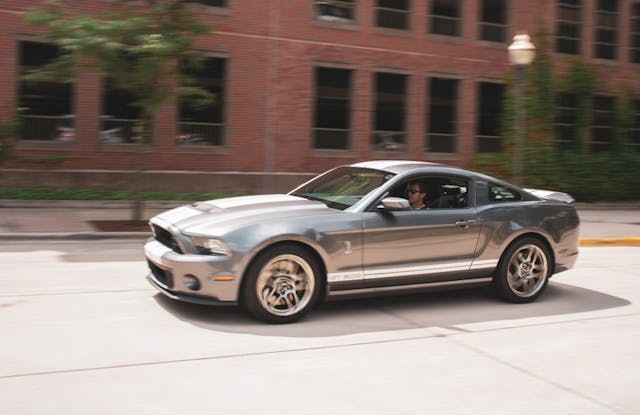 2013-Ford-Shelby-Mustang-GT500 driving action