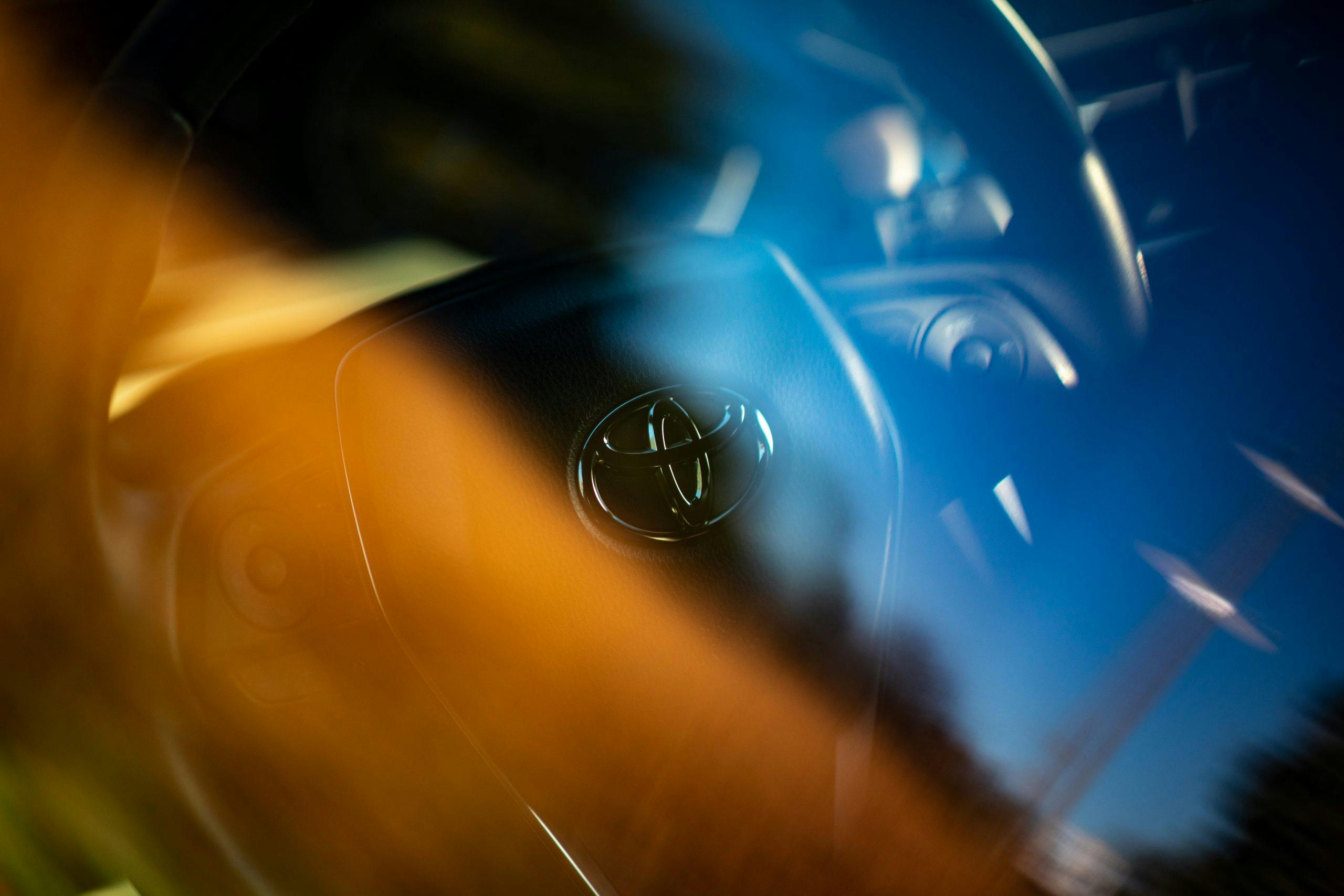 Toyota Venza interior wheel gold blue glass