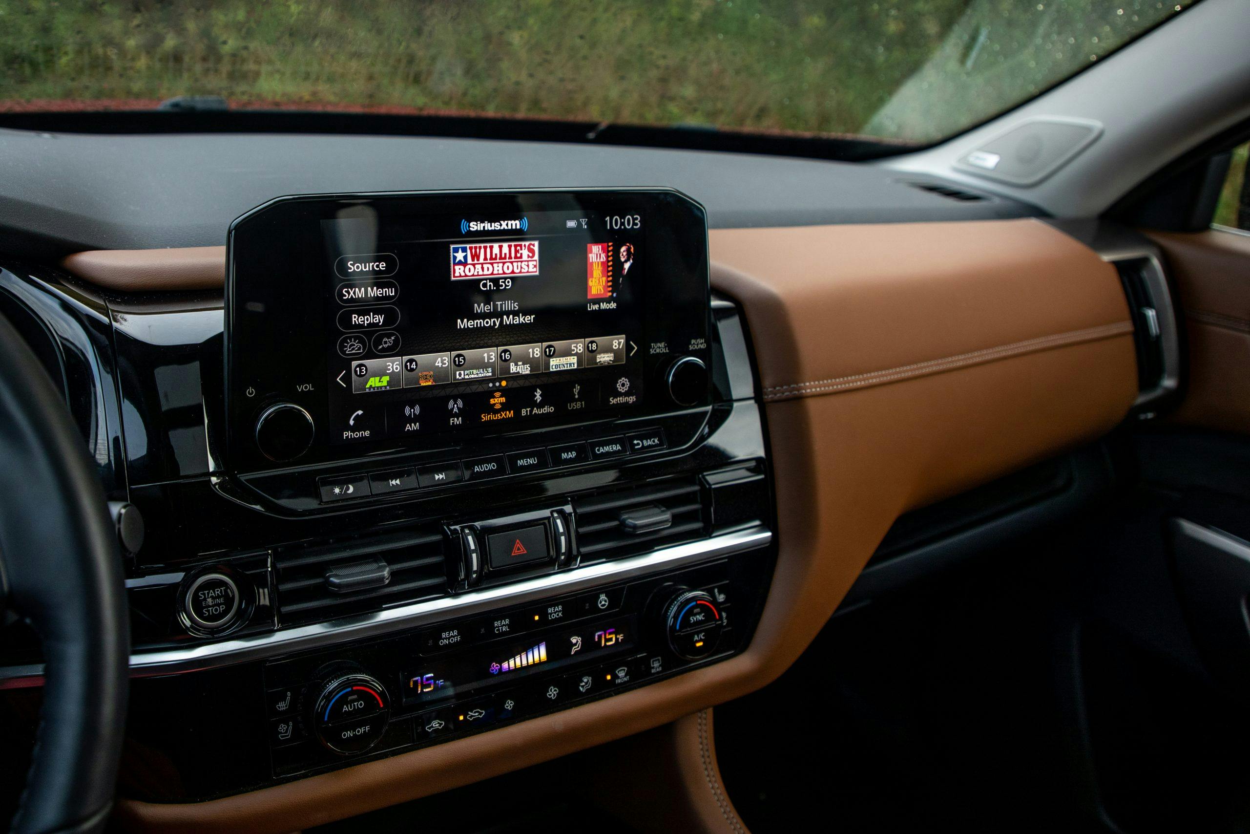 2022 Nissan Pathfinder Platinum interior infotainment console