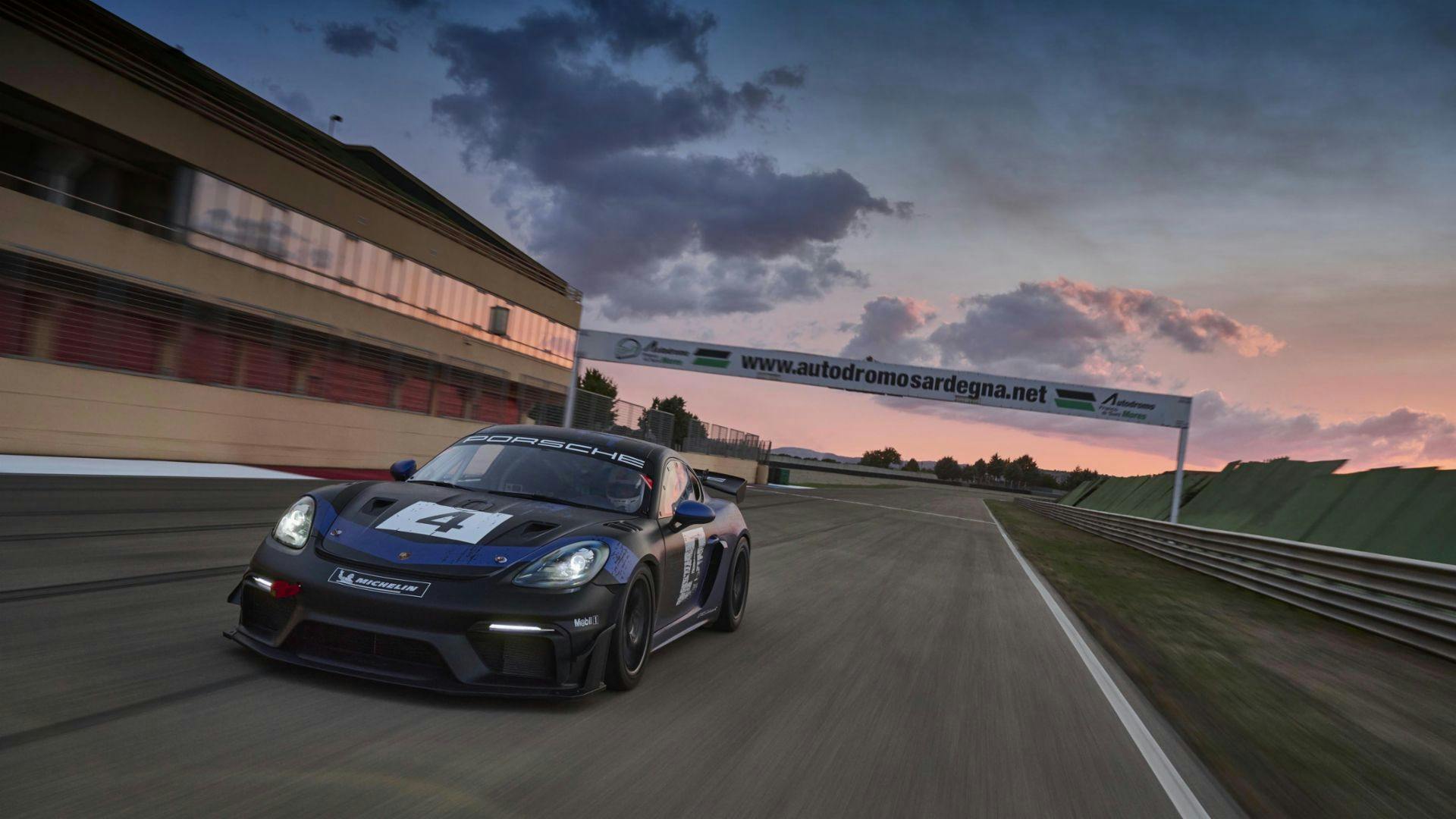 718 Cayman GT4 RS Clubsport on track