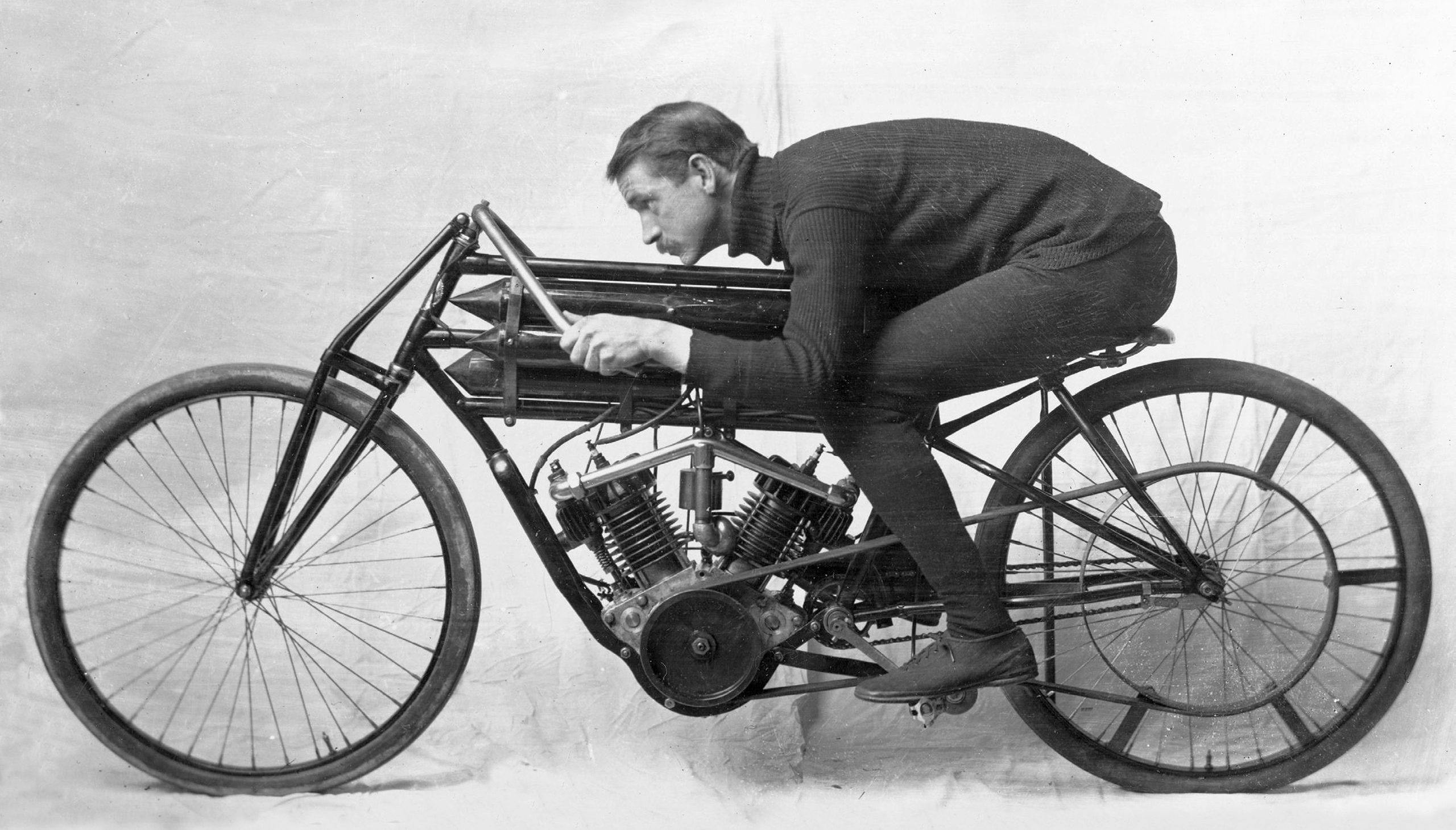 Glenn-Curtiss-Moto-Stance-Side-Profile