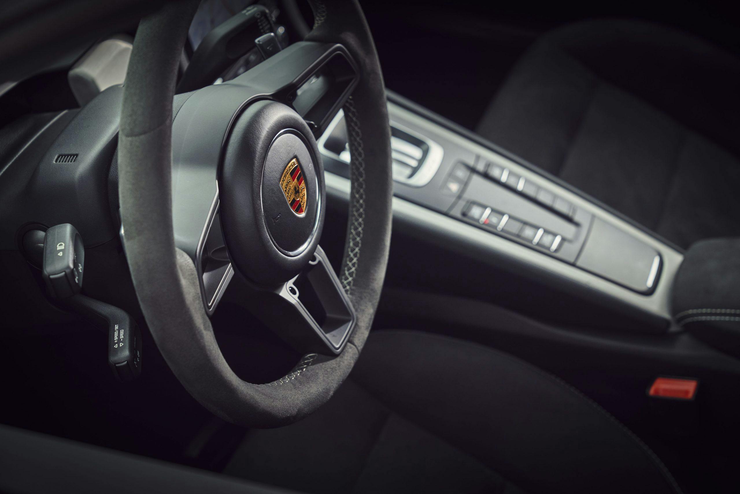 2021 Porsche Cayman GT4 steering wheel