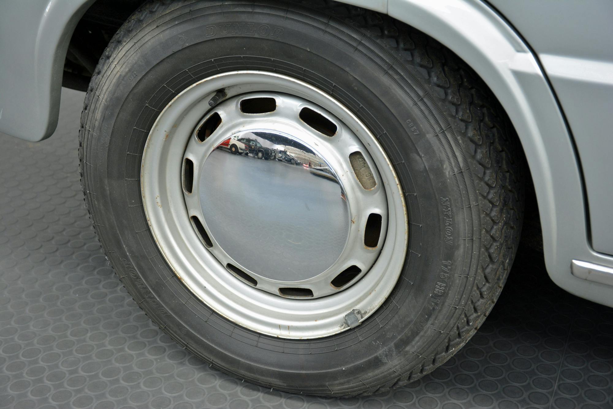 Volkswagen EA 128 wheel hub tire