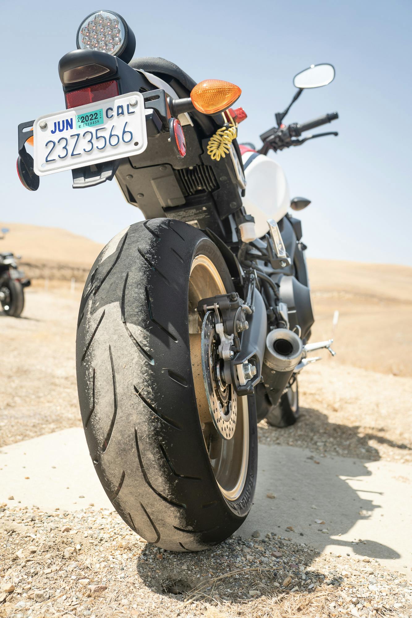Yamaha XSR900 rear tire vertical