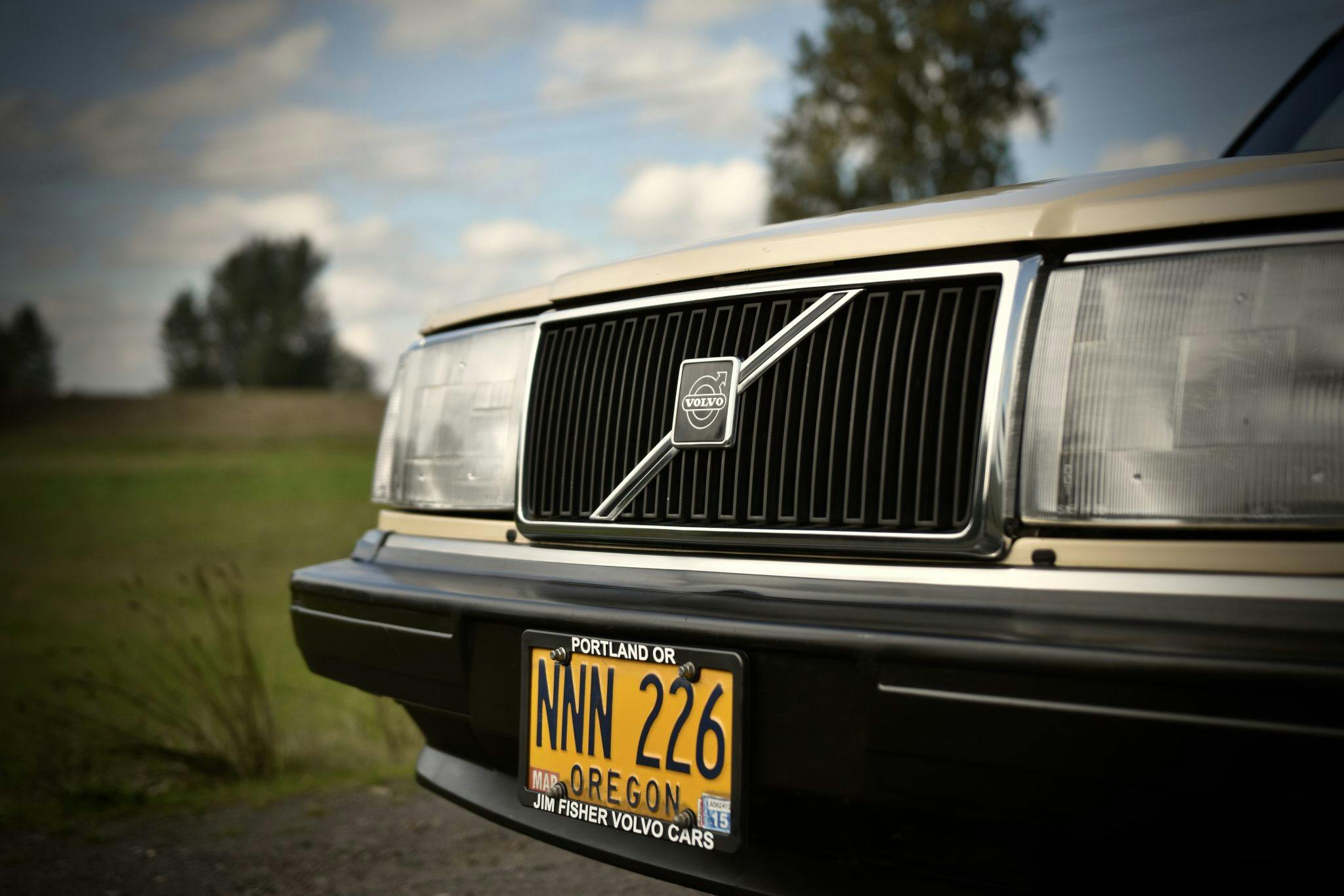 1987 Volvo 240 Wagon DL front grille closeup