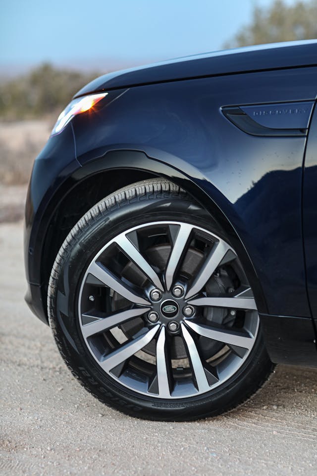 2021 Land Rover Discovery R Dynamic S wheel