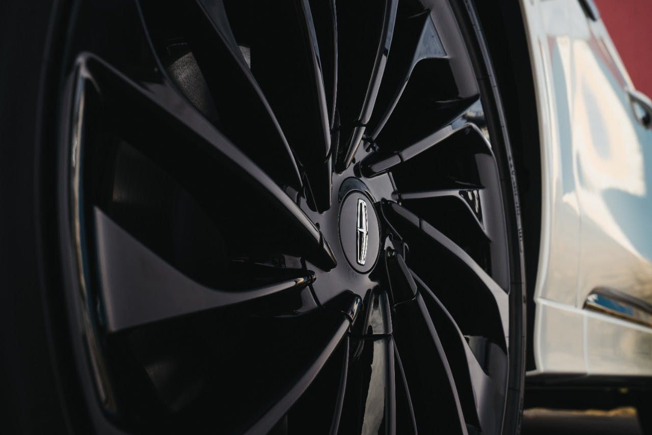 Lincoln Aviator Jet Package 22-inch black wheels