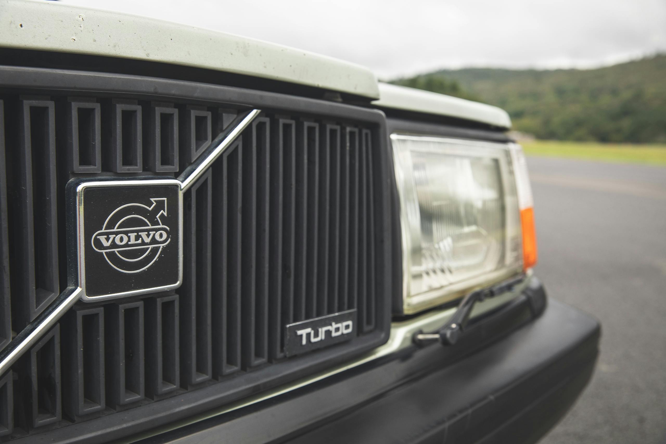 1983 Volvo 240 grille emblem detail