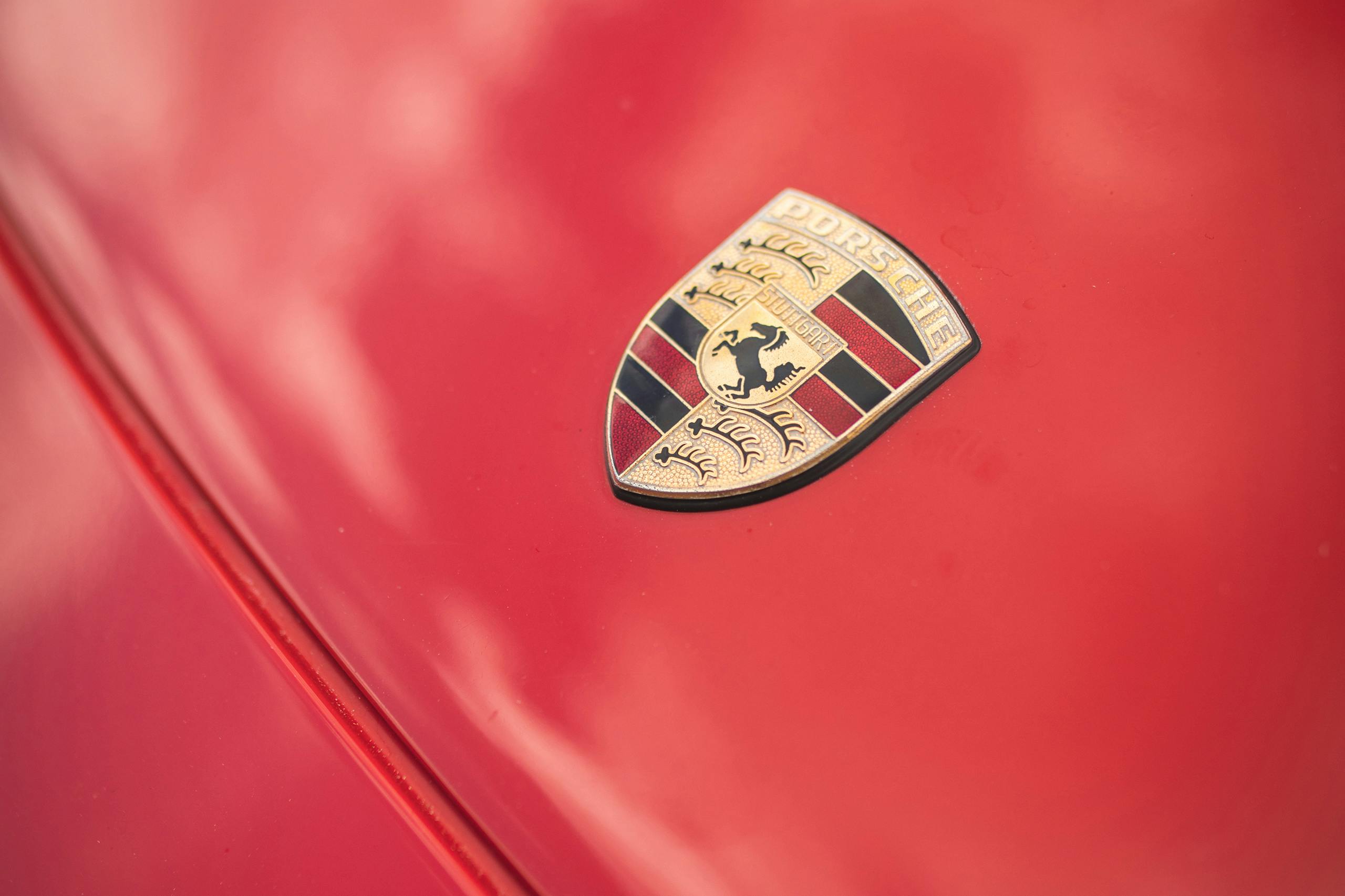 1993 Porsche 968 badge detail