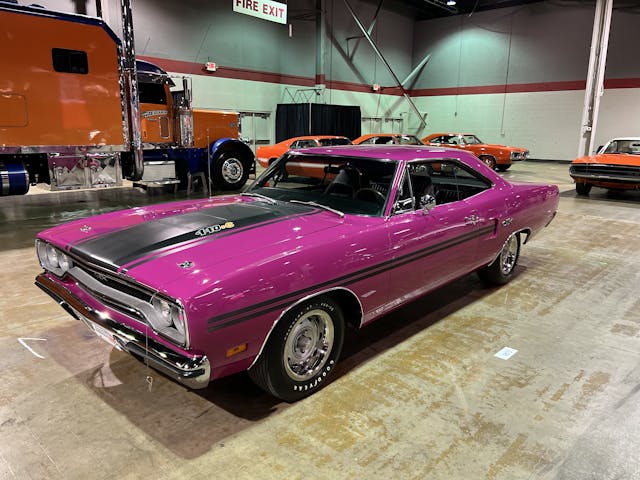 MCACN-1970-plymouth-gtx-fm3-moulin-rouge